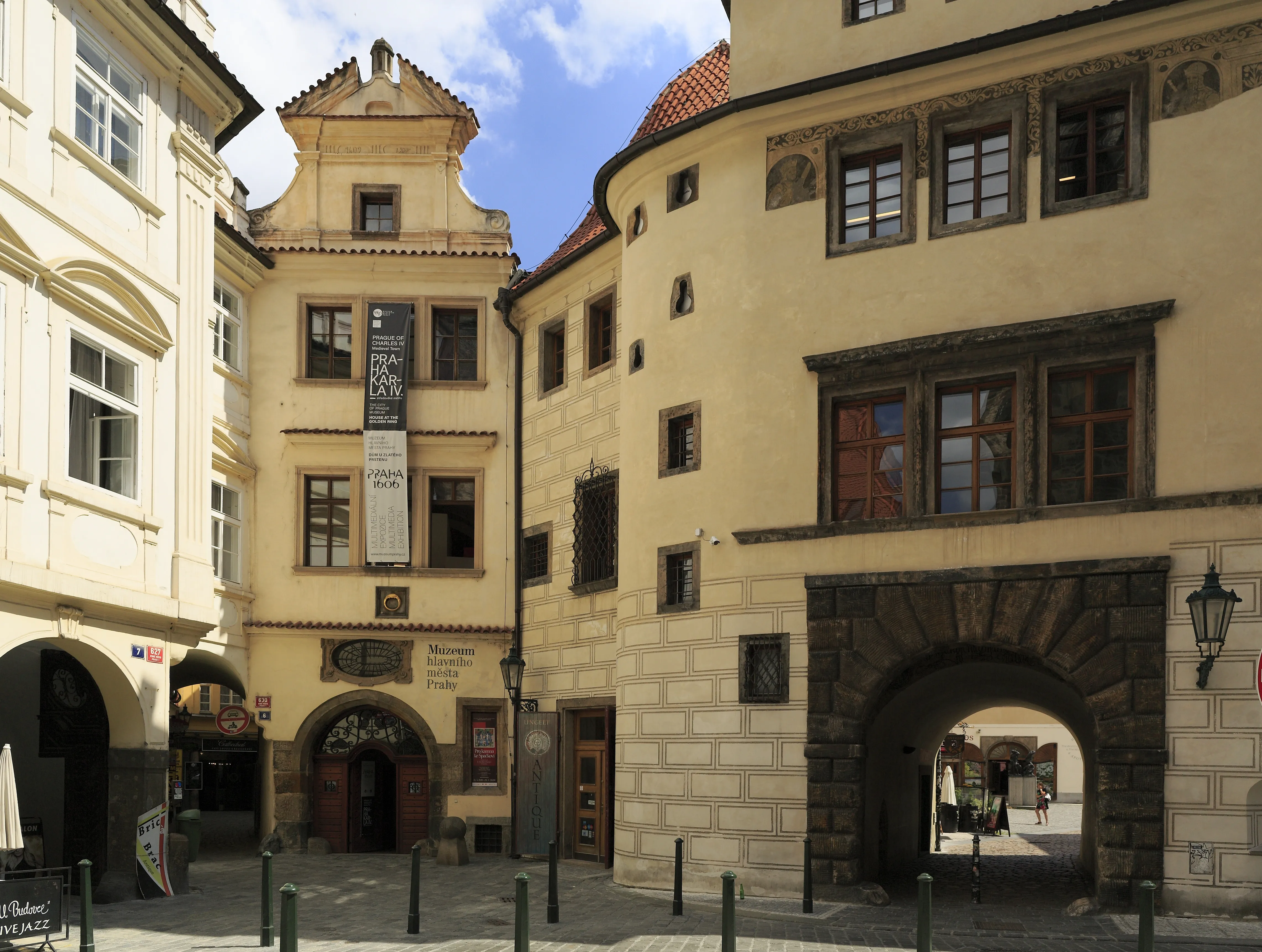 Edificio histórico con un arco de piedra y fachada de entramado de madera en el casco antiguo de Praga