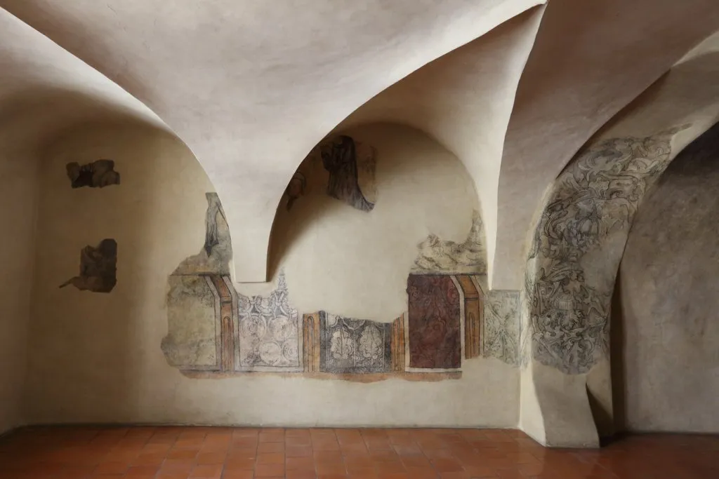Bóveda y frescos medievales conservados en el interior de la Casa del Anillo Dorado