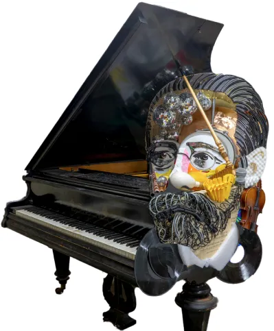 Een vleugelpiano met een surrealistisch, mixed-media portret van een mannengezicht op de lessenaar, met daarin een viool en muzikale motieven.