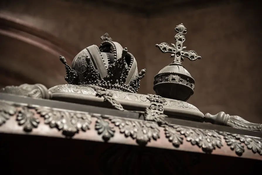 Close-up van een kroon en kruis op een graf in de Keizerlijke Crypte