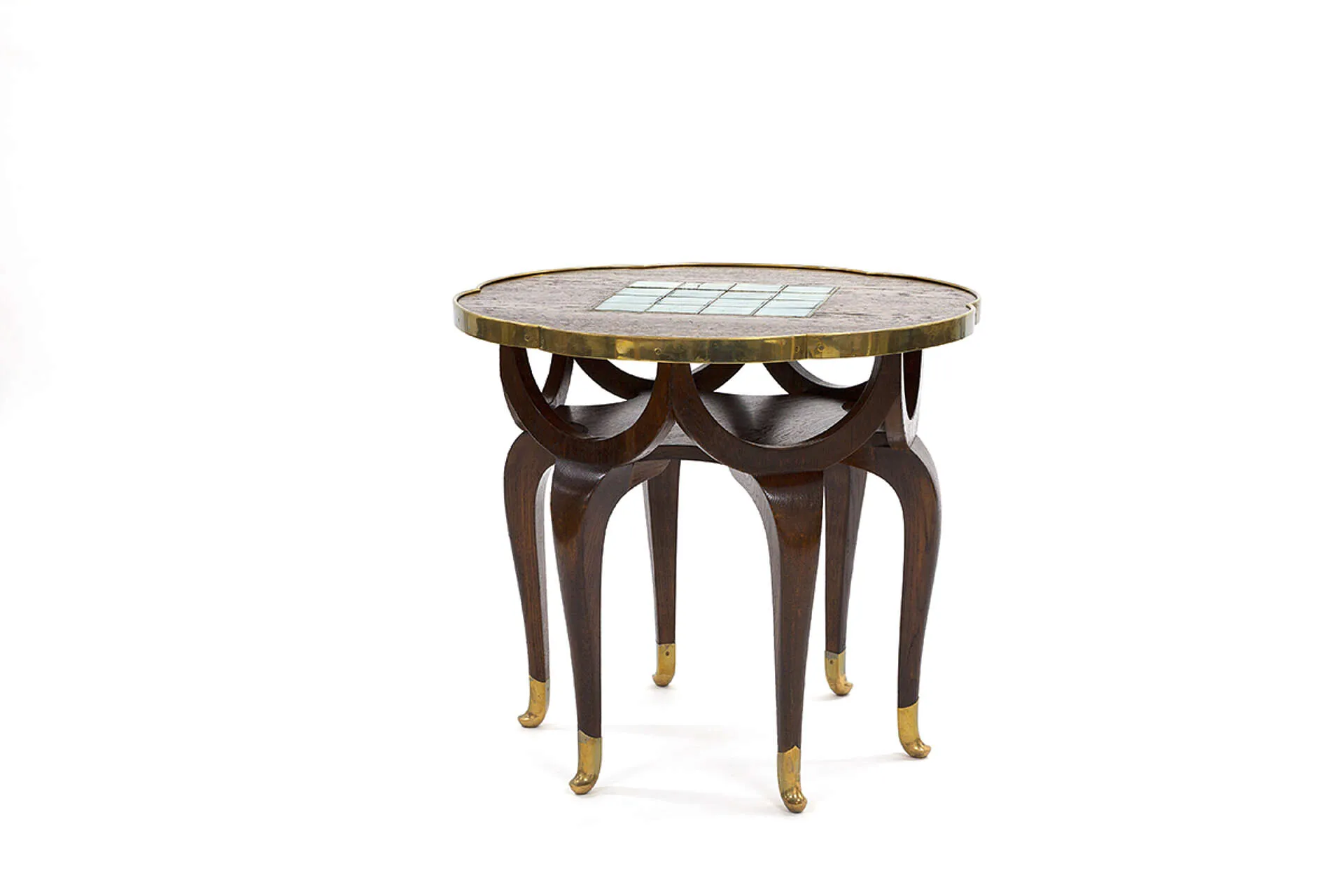 Una mesa auxiliar redonda con tapa de mosaico y patas de madera oscura con detalles dorados