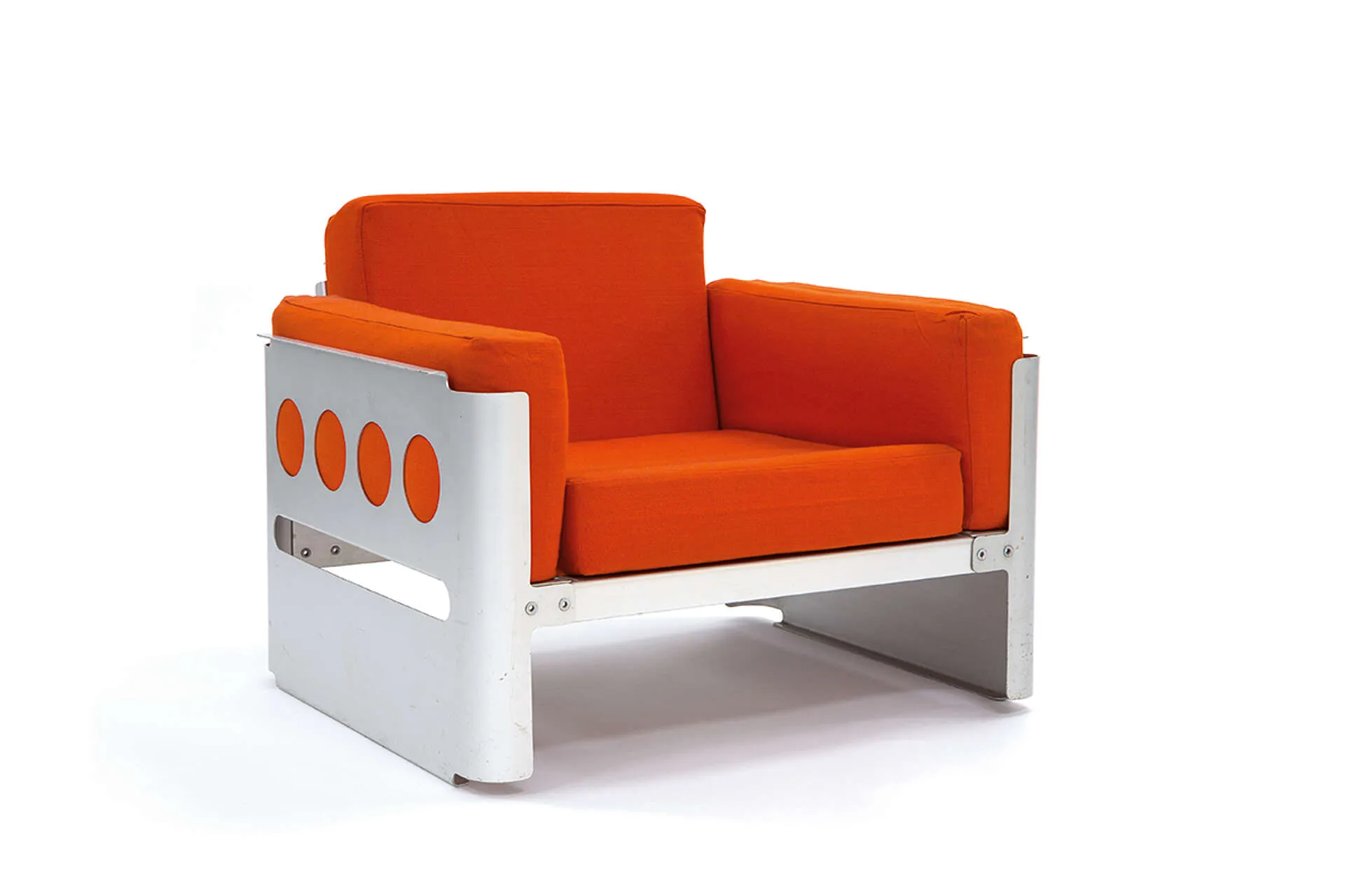 sillón naranja con estructura blanca y recortes circulares