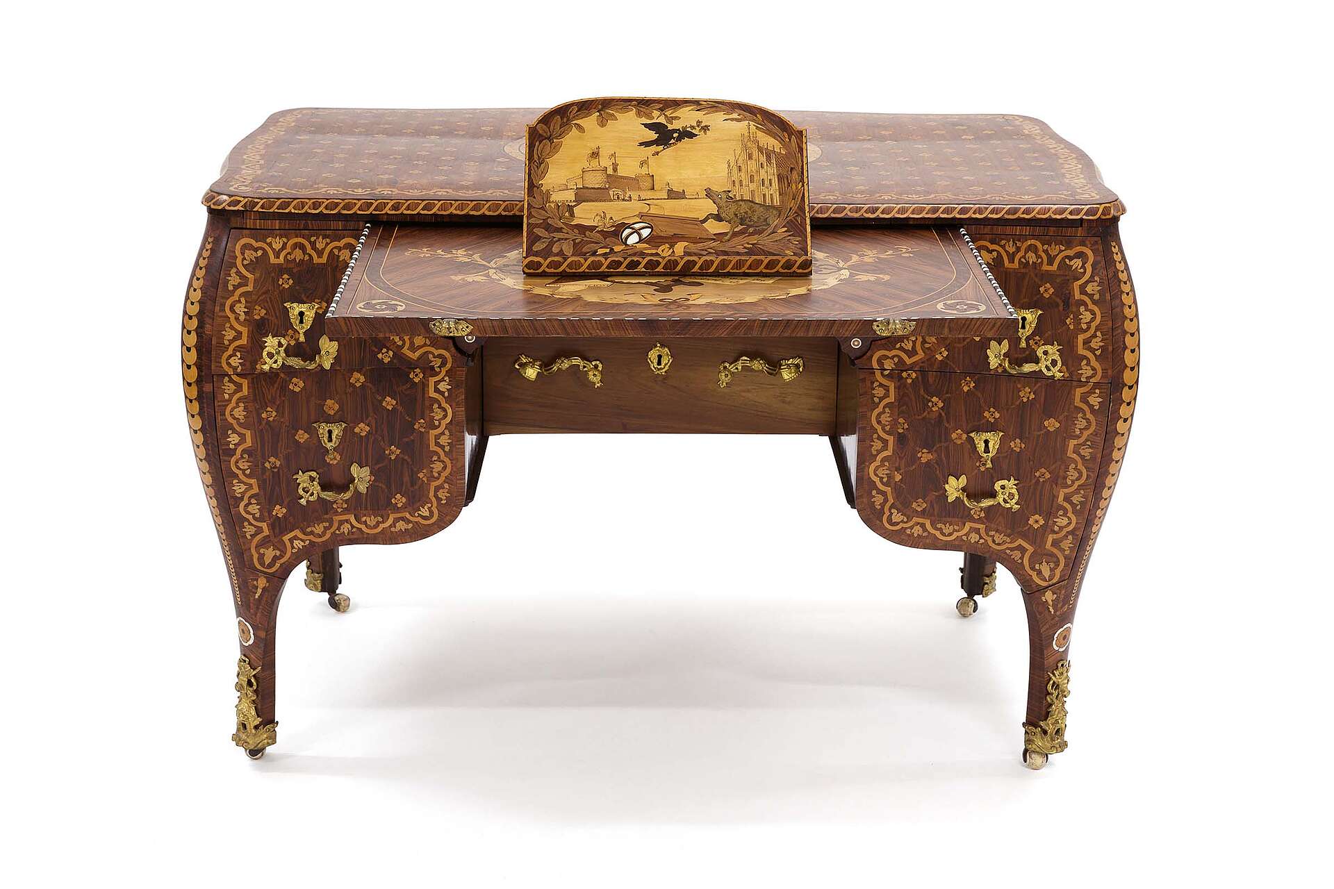 Un escritorio de madera ornamentado con incrustaciones doradas y una tapa decorativa con bisagras, sobre un fondo blanco