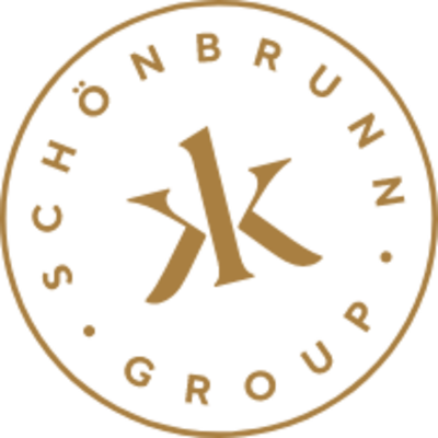 logotipo circular dorado con el texto SCHÖNBRUNN GROUP y un monograma estilizado 'SK' sobre un fondo negro