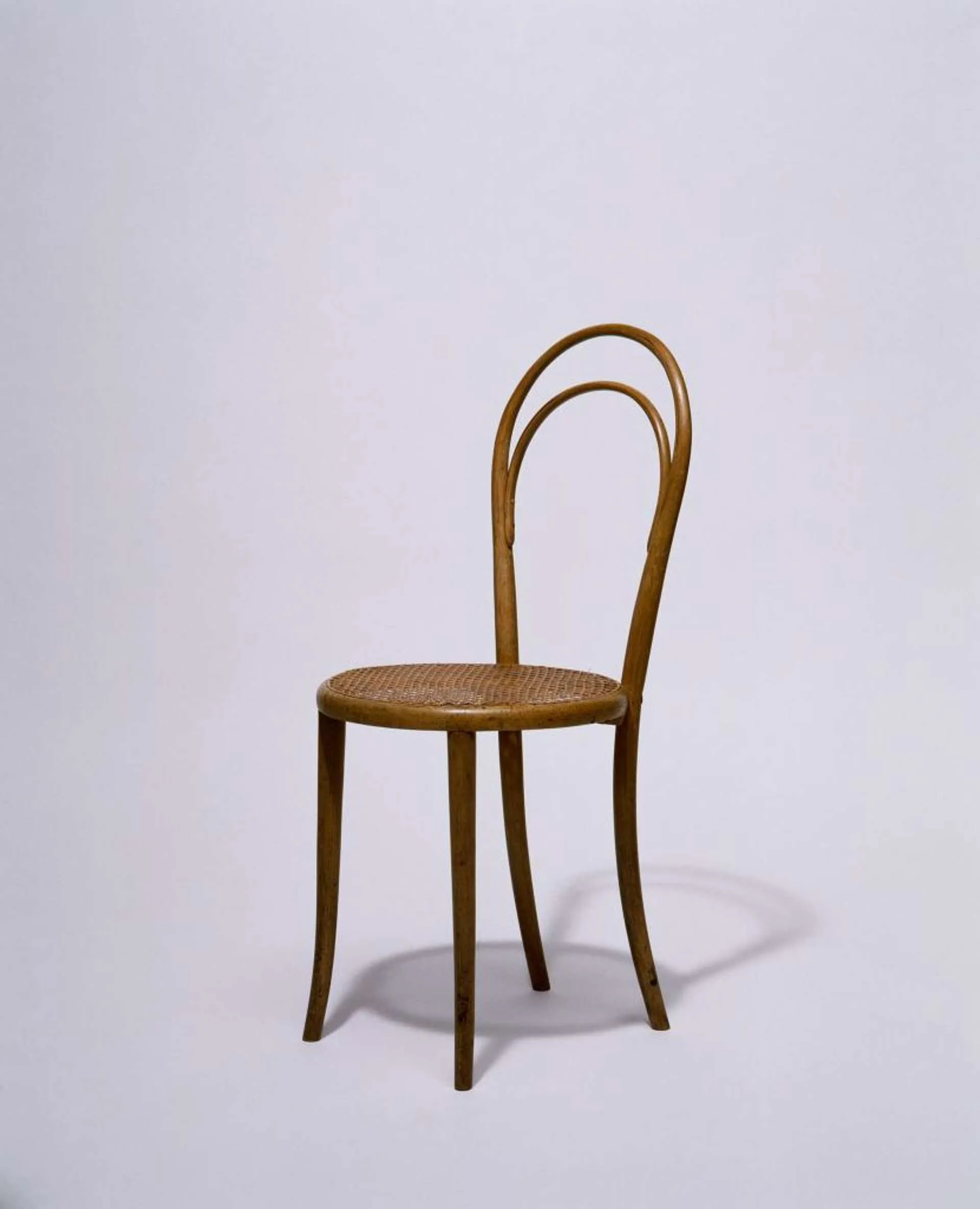 silla de madera curvada con respaldo curvo y asiento tejido