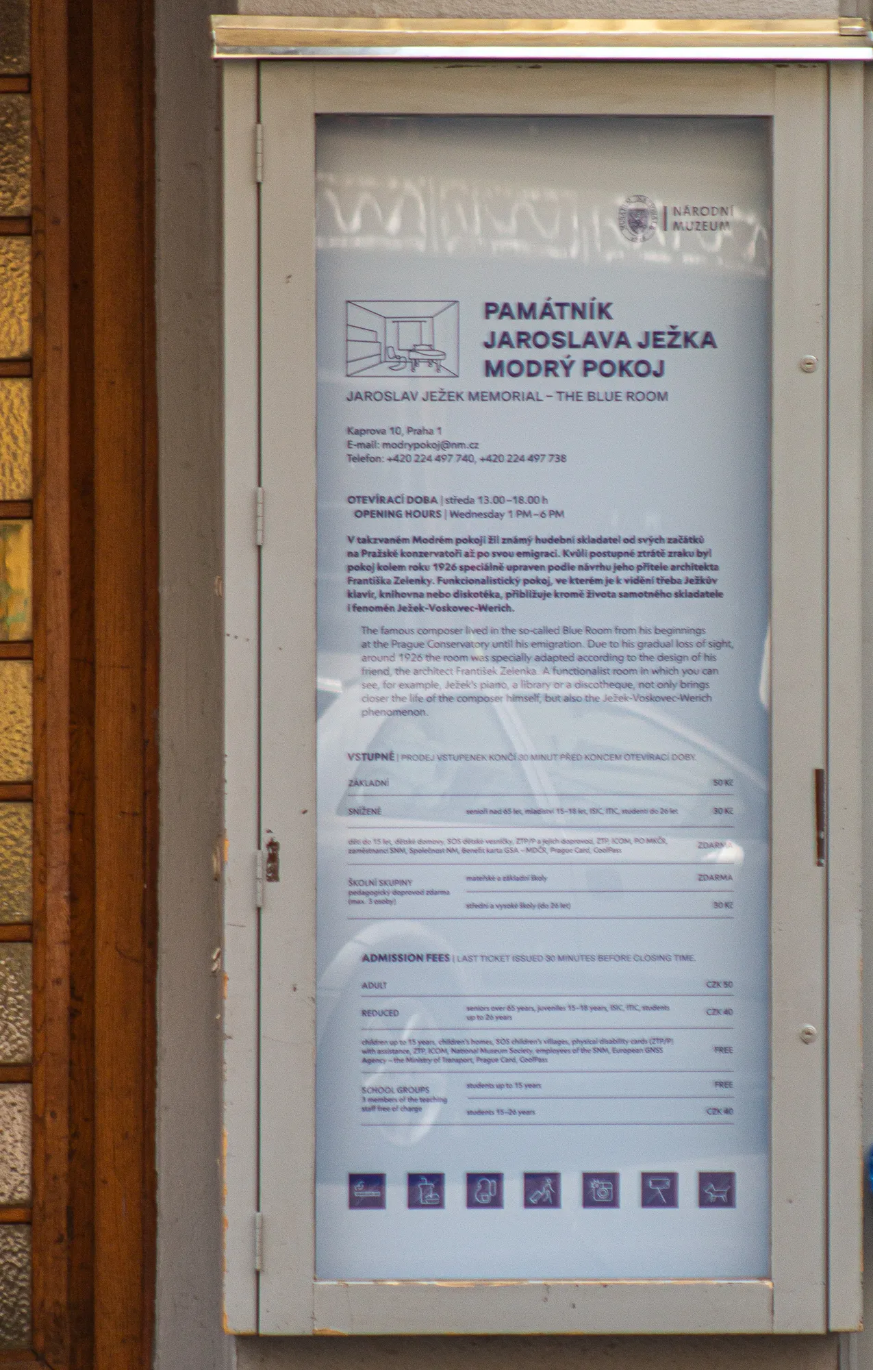 tablica informacyjna dla pomnika Jaroslava Je
ka niebieski pokój z tekstem w języku czeskim i angielskim