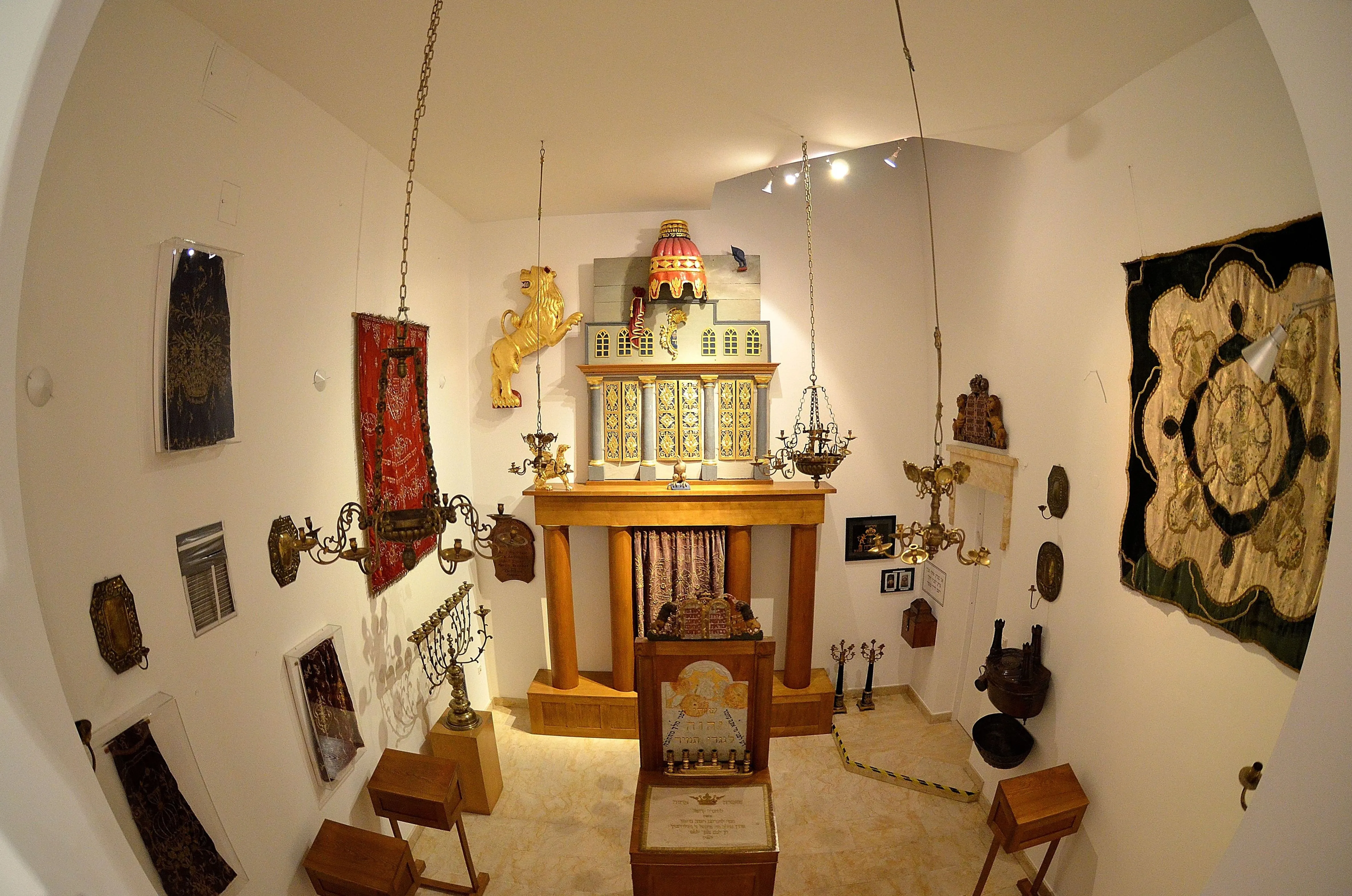 Binnententoonstelling met synagogenmodel, rituele voorwerpen en wanddisplays