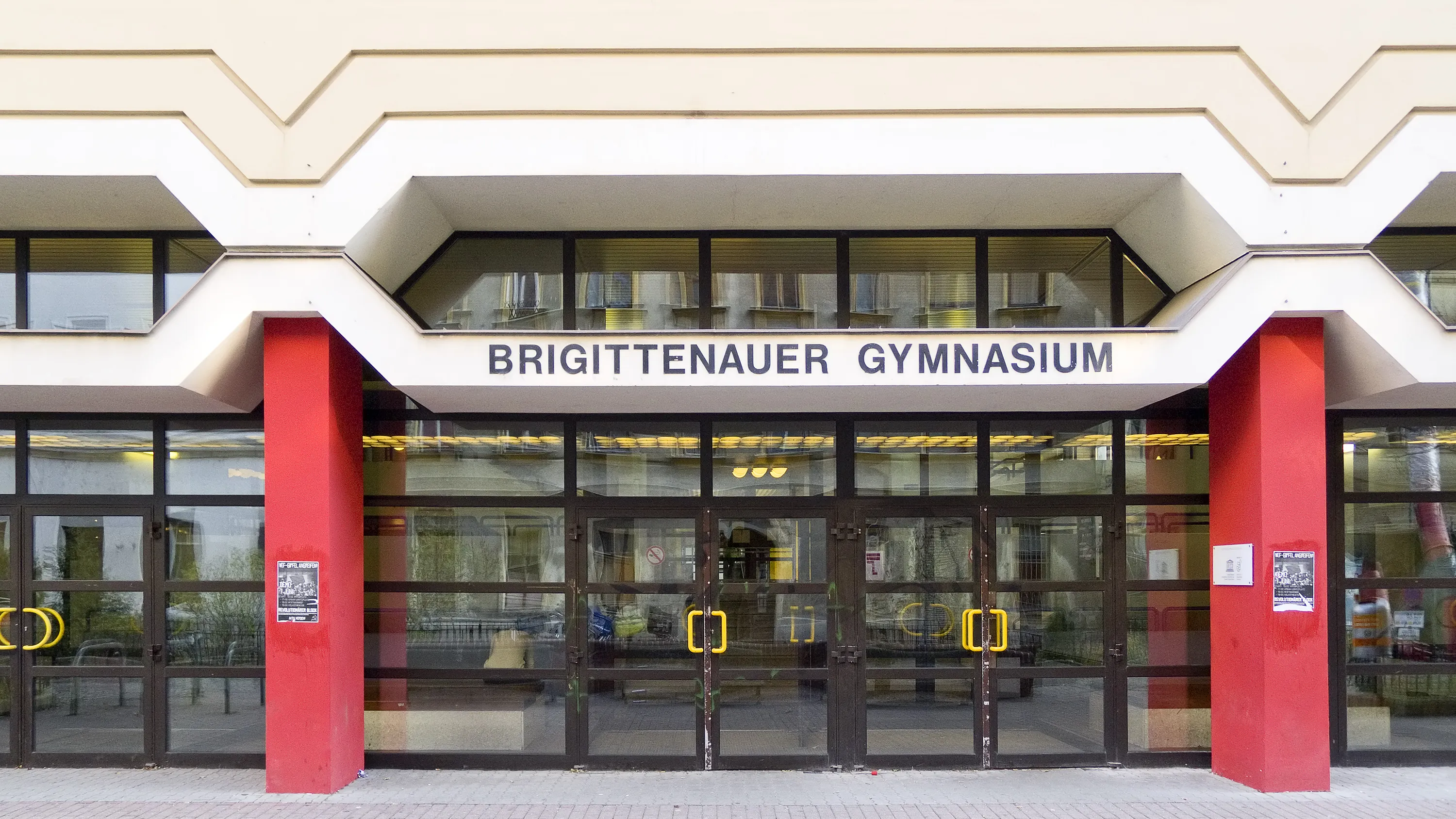 The entrance to the Brigittenauer Gymnasium with a sign above the glass doors