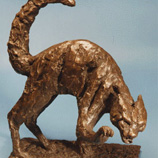 Bronzen sculptuur van een kat met gebogen rug en opgeheven staart op een sokkel