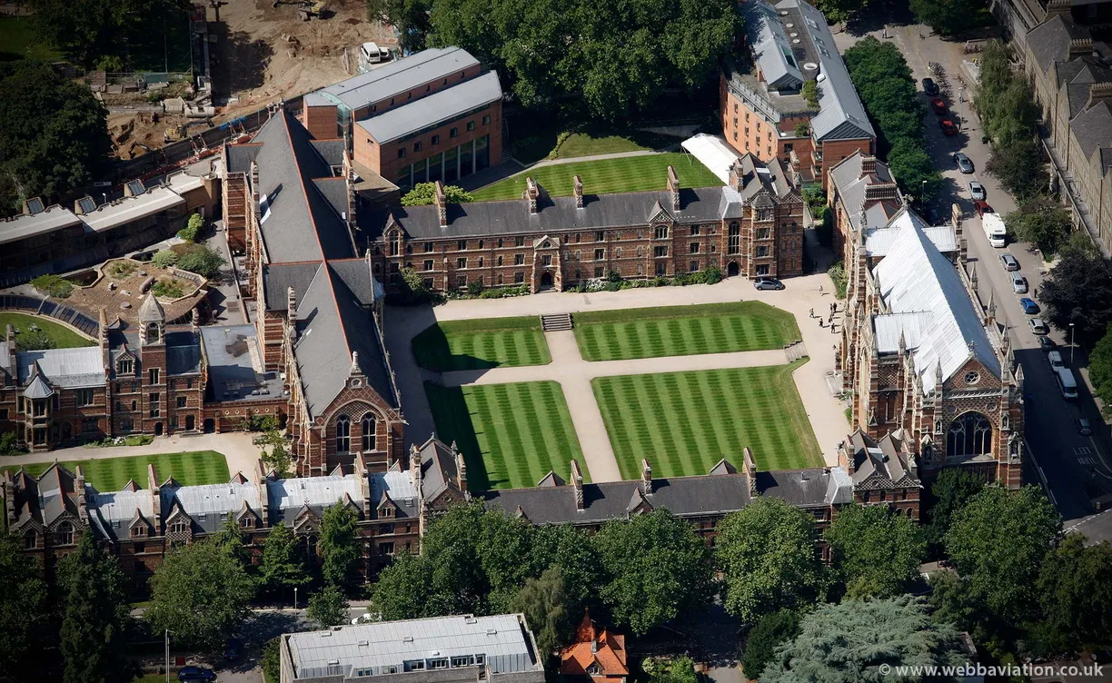 Luchtfoto van Keble College met de victoriaans-gotische gebouwen in roodbruin polychroom metselwerk rondom een grote binnenplaats met een gestreept groen gazon.