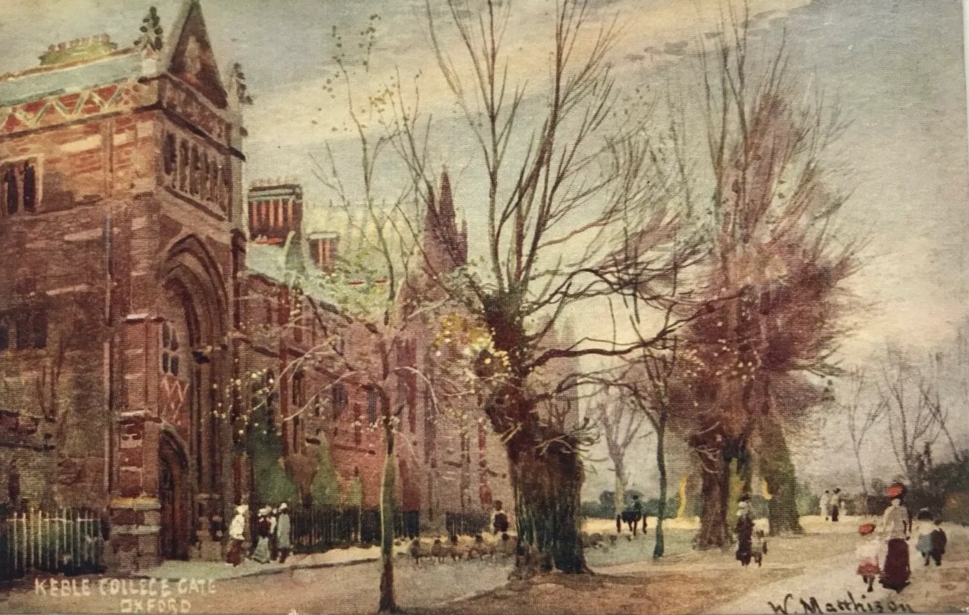 Pocztówka w stylu vintage przedstawiająca bramę Keble College w Oksfordzie z budynkiem z polichromowanej cegły, nagimi drzewami i postaciami spacerującymi ścieżką