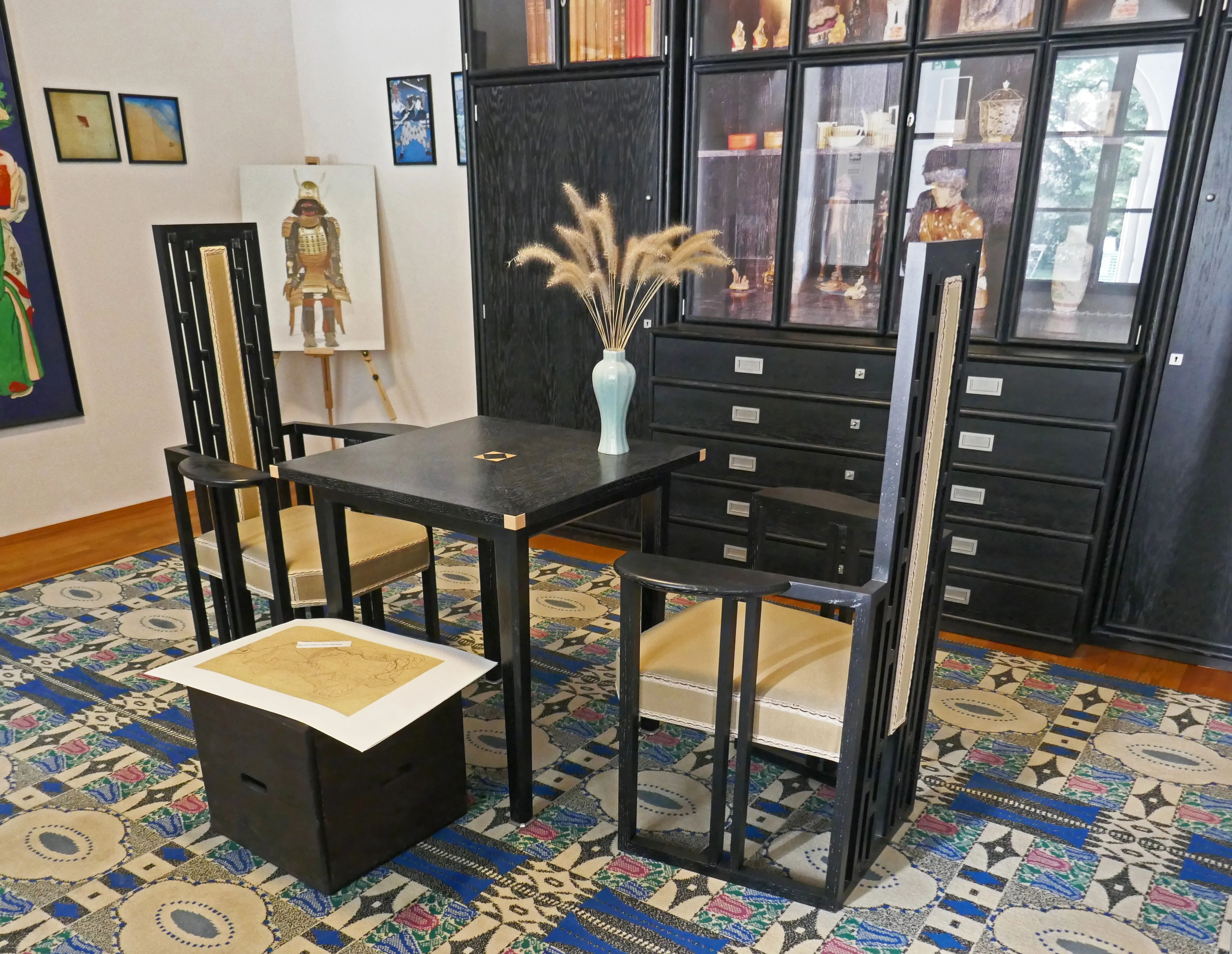 Interieur van Klimt Villa met zwarte tafel, stoelen en vitrines