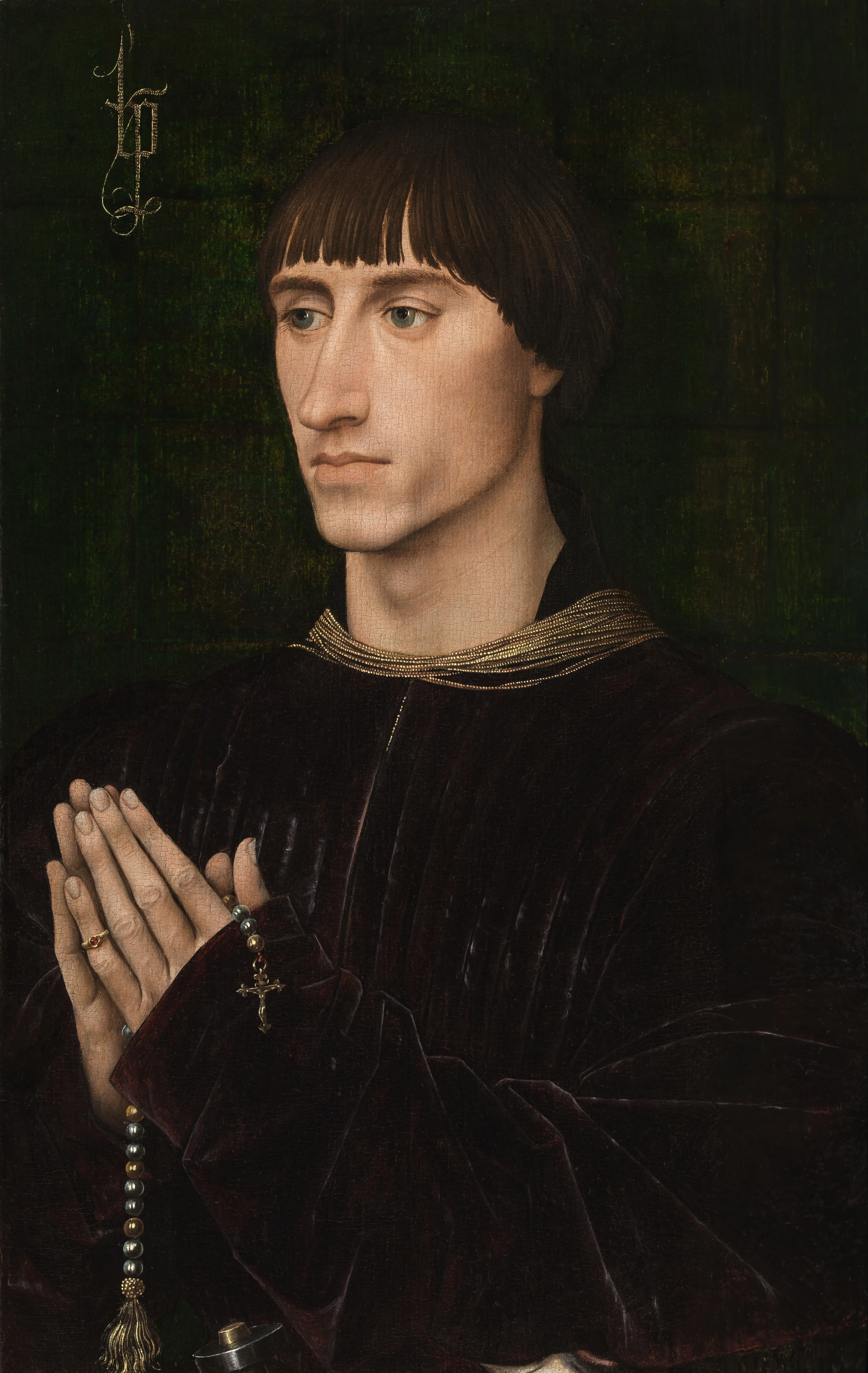 Retrato de un hombre con cabello oscuro y una túnica de terciopelo oscuro, con las manos juntas en oración sosteniendo un rosario, sobre un fondo verde oscuro con un monograma en la parte superior izquierda.