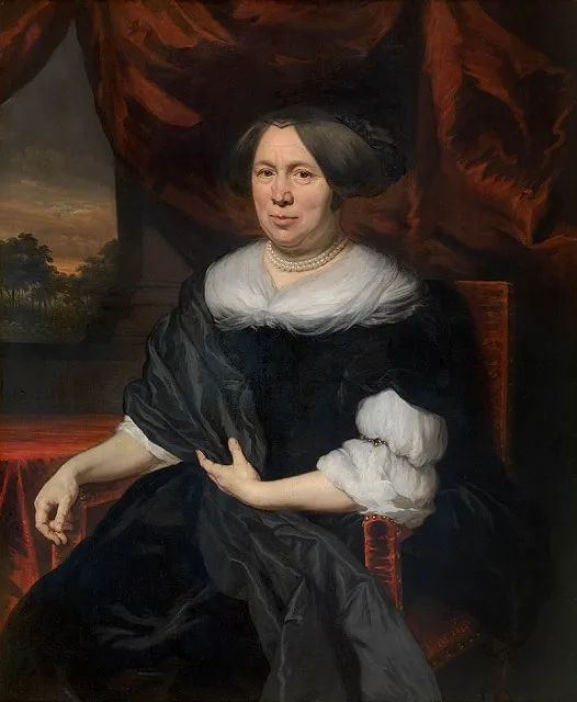 Retrato de una mujer sentada con un vestido negro, un gran cuello blanco y un collar de perlas, sobre un fondo de cortina roja oscura y un paisaje.