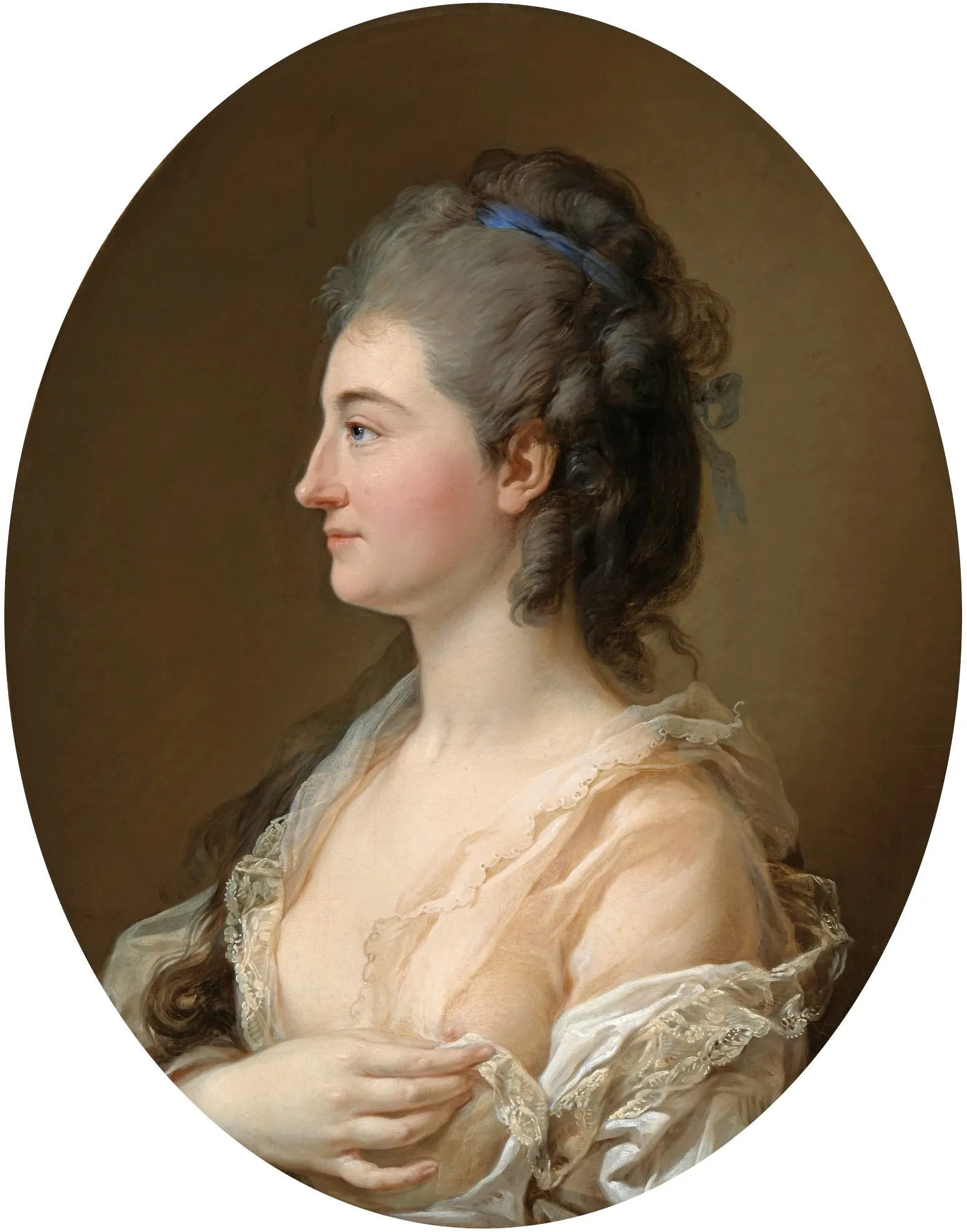 een klassiek portret van een vrouw met gepoederd haar en een blauw lint, gekleed in een lichtgekleurde jurk met kanten details