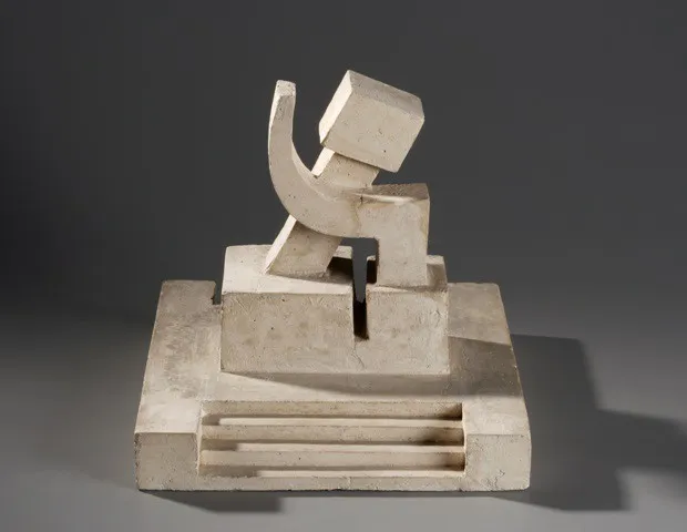 abstract stenen sculptuur met geometrische vormen op een sokkel