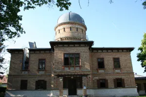 Un edificio histórico con cúpula y fachada de piedra bajo un cielo azul
