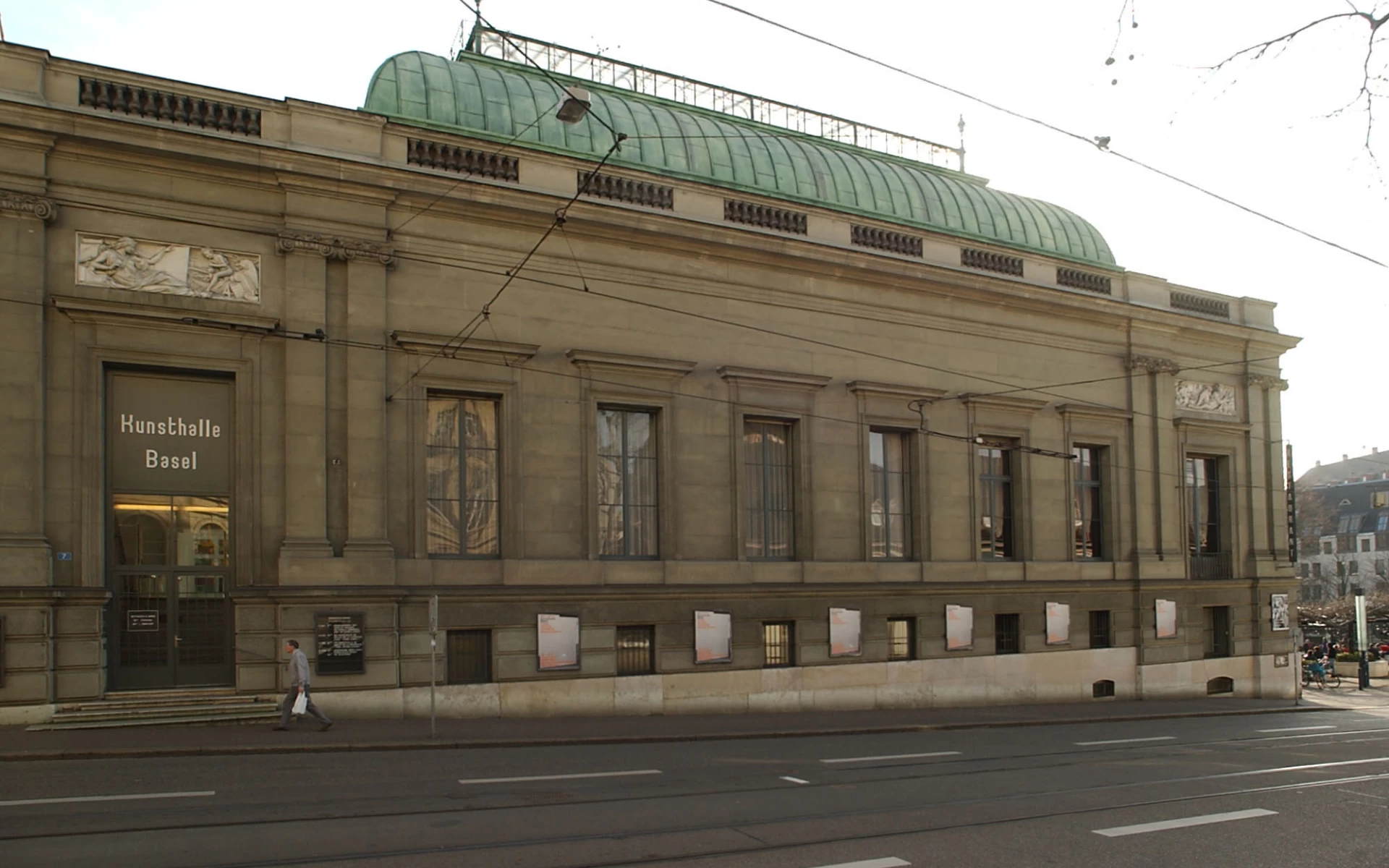 Fachada de piedra de la Kunsthalle Basel con cúpula de cobre verde y letrero de entrada a nivel de calle