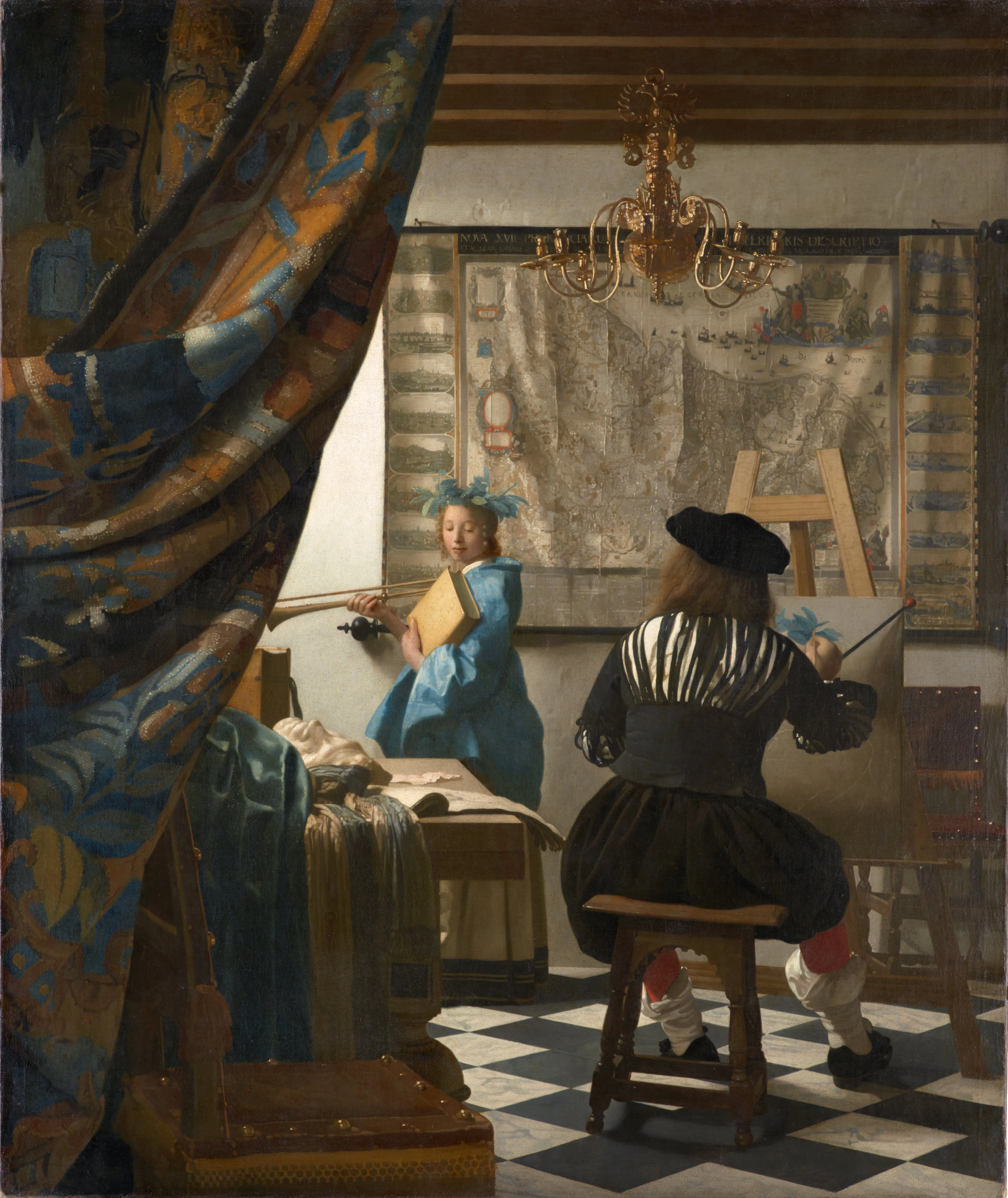 Una pintura de un artista pintando a una mujer con un vestido azul en un estudio con suelo a cuadros y una cortina grande