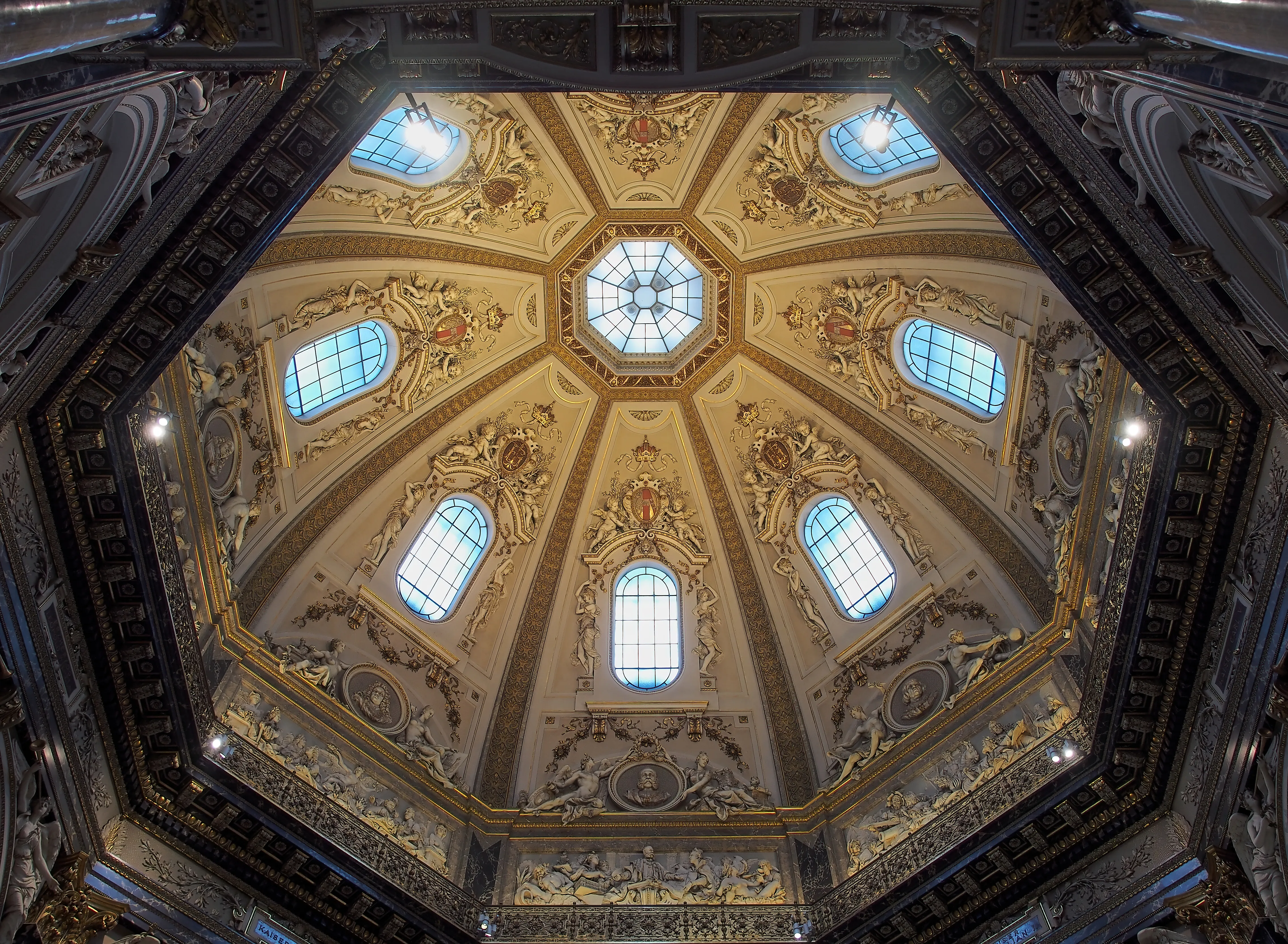 Techo abovedado ornamentado con frescos, detalles dorados y ventanas arqueadas en el Kunsthistorisches Museum de Viena