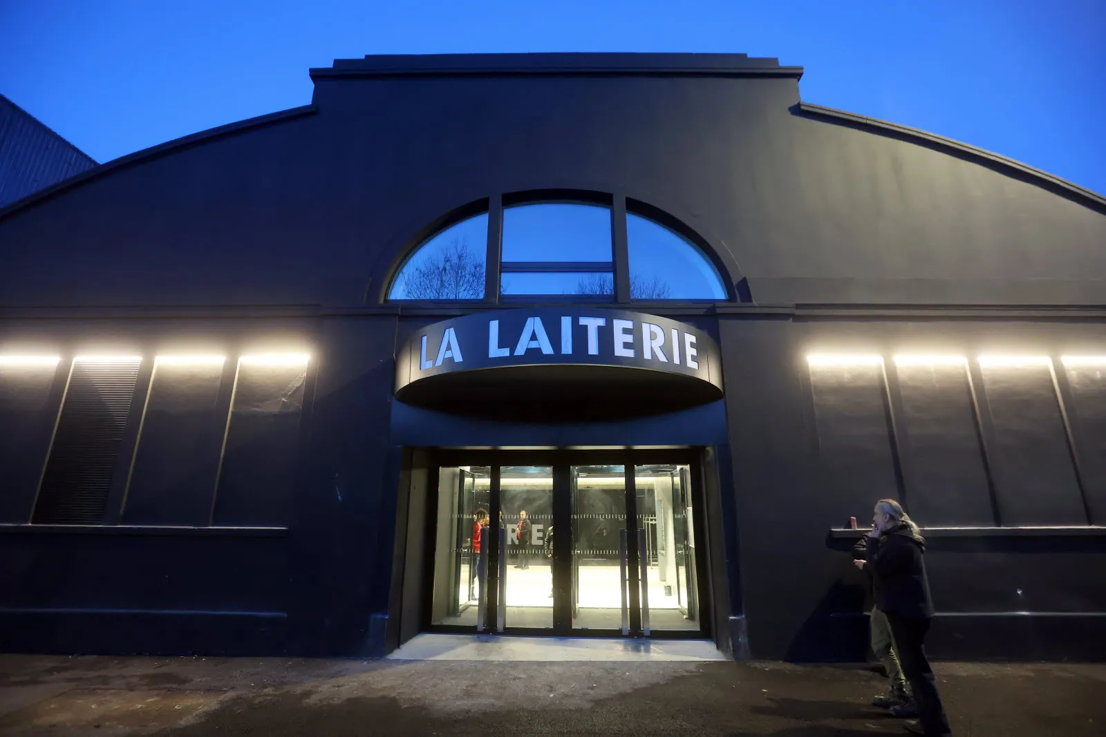 Nueva entrada pública iluminada del recinto de conciertos La Laiterie en Estrasburgo.