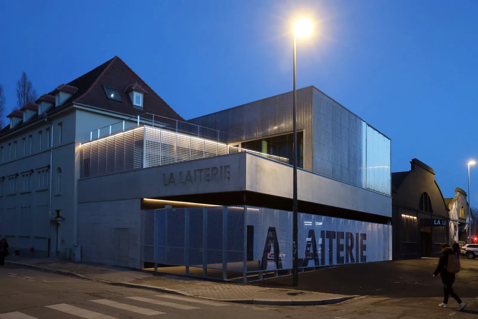 Fachada renovada de metal y hormigón de la sala de conciertos La Laiterie en Estrasburgo.