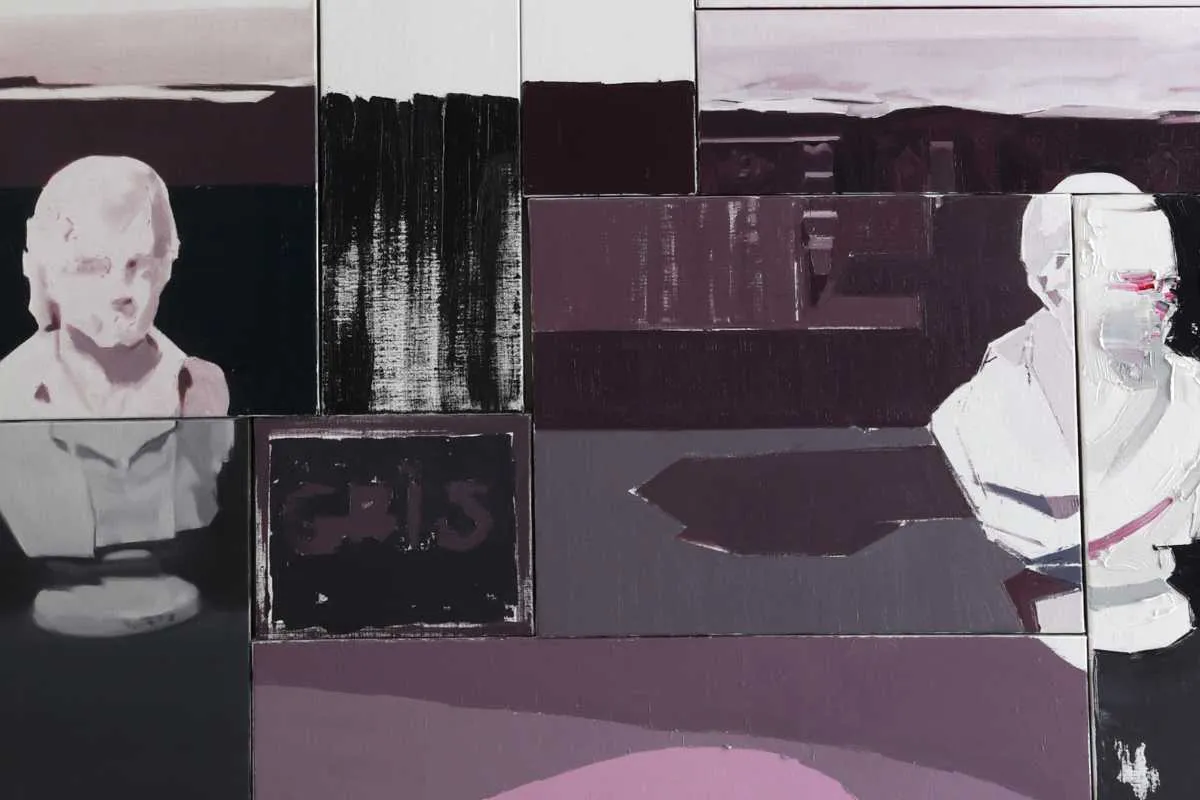 Obra de arte estilizada que representa bustos de mármol clásicos en una composición de collage de color morado oscuro con elementos de texto visibles.