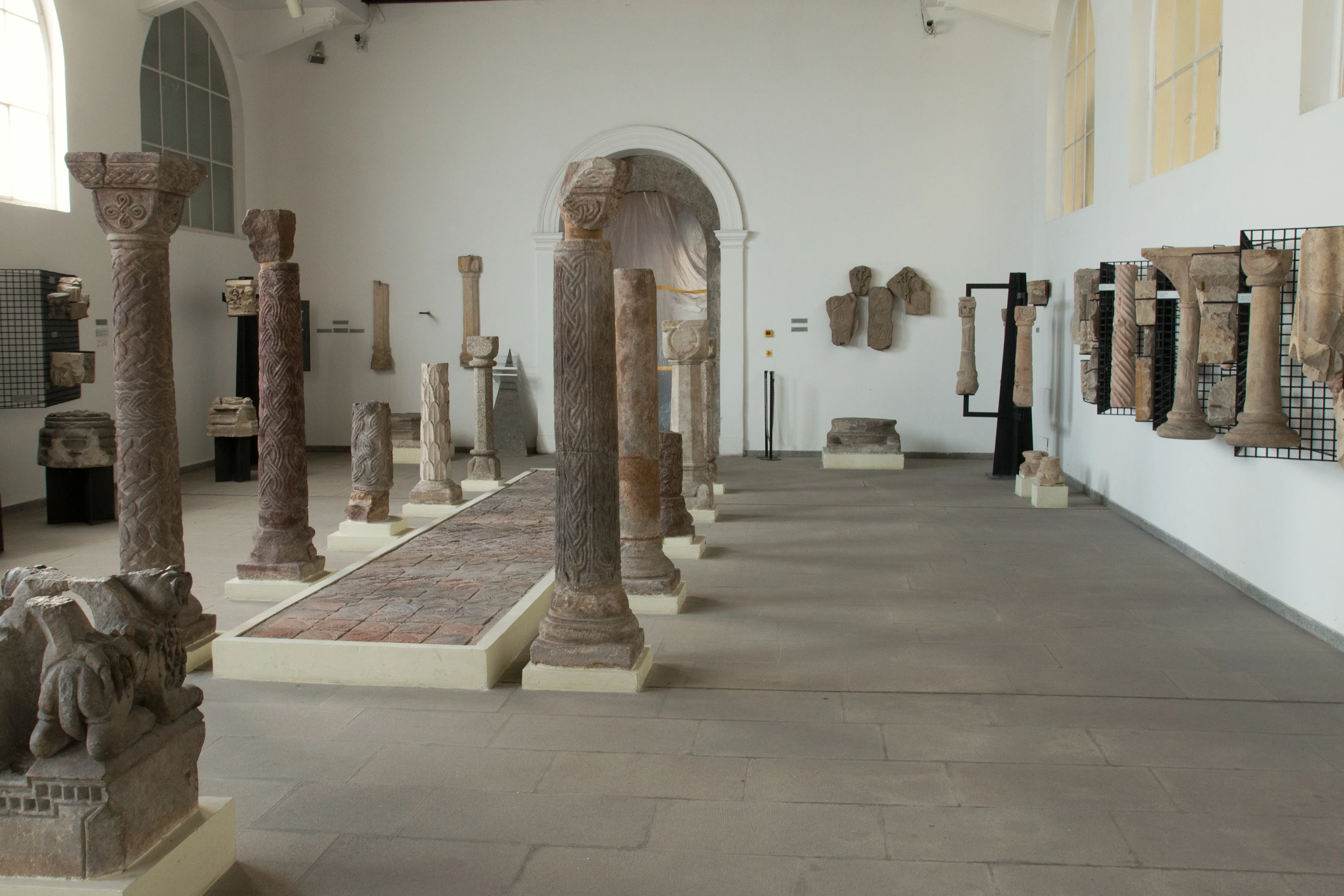 lange galerie met stenen zuilen en antieke sculpturen tentoongesteld