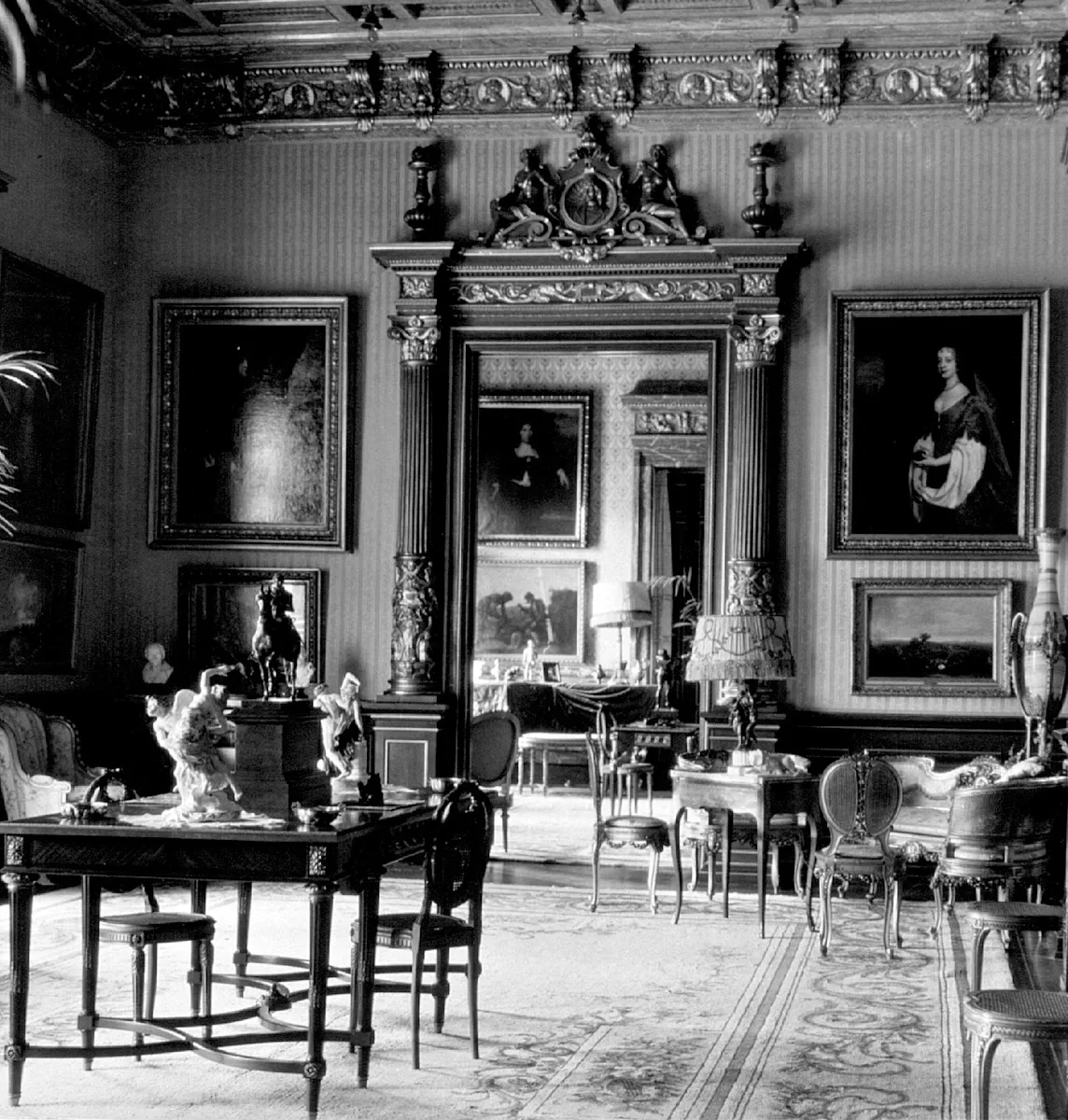 sala interior ornamentada con pinturas, esculturas y muebles clásicos