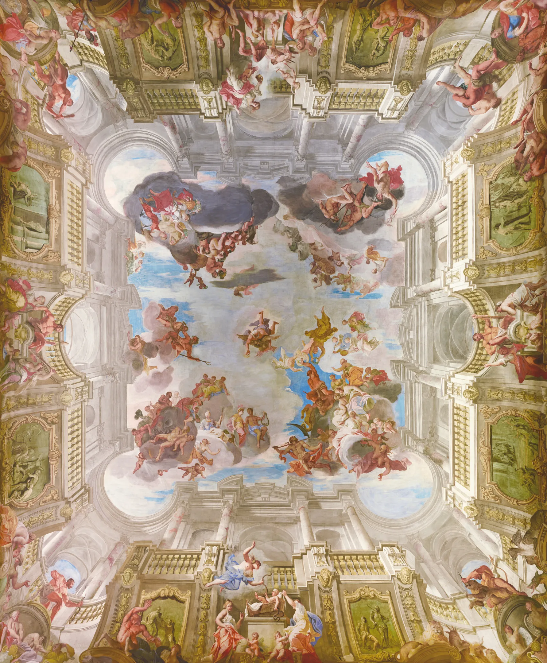 Fresco barroco en el techo con figuras y nubes pintadas en un gran salón