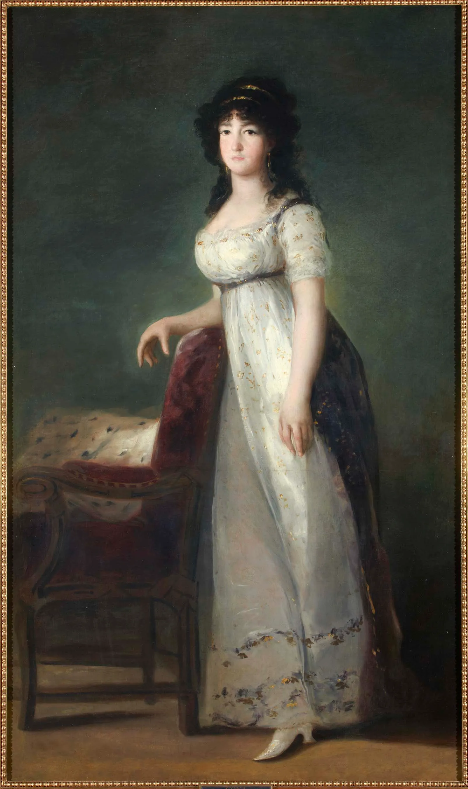 un retrato clásico de una mujer con un vestido blanco con bordados florales, enmarcado en dorado