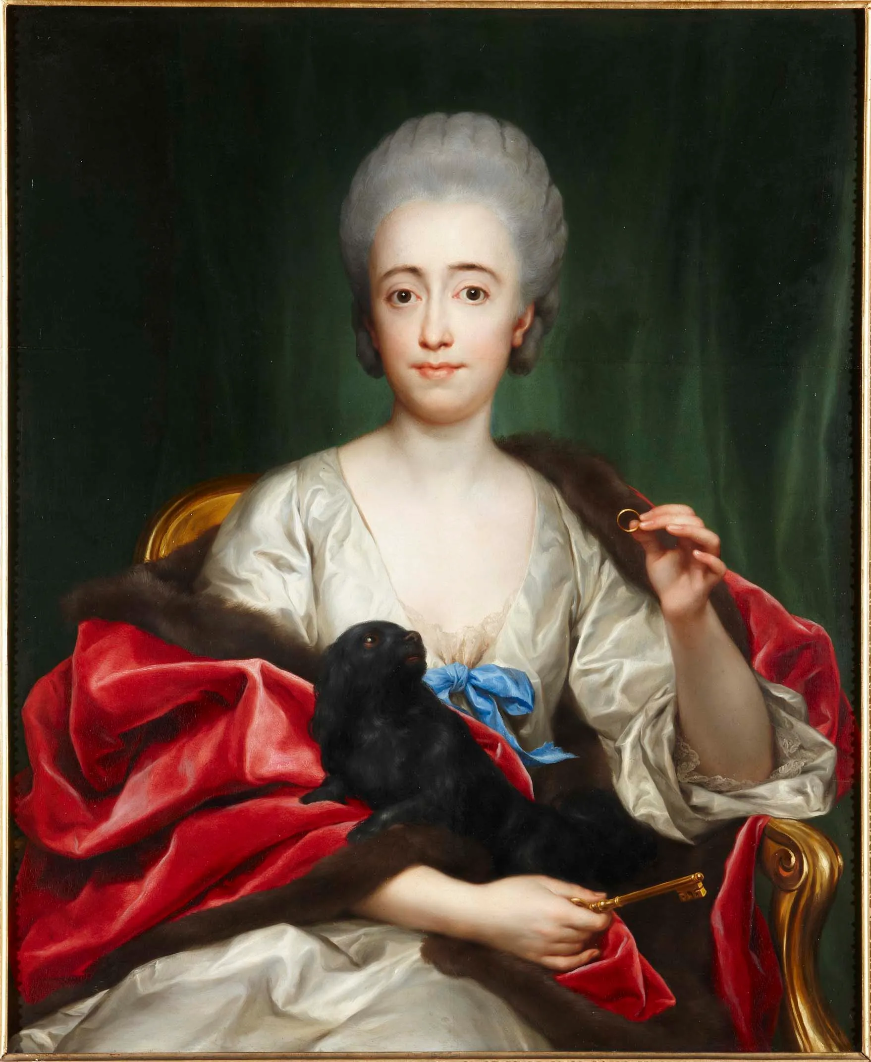 Retrato de una mujer con vestido blanco y mantón rojo, sosteniendo un perro negro