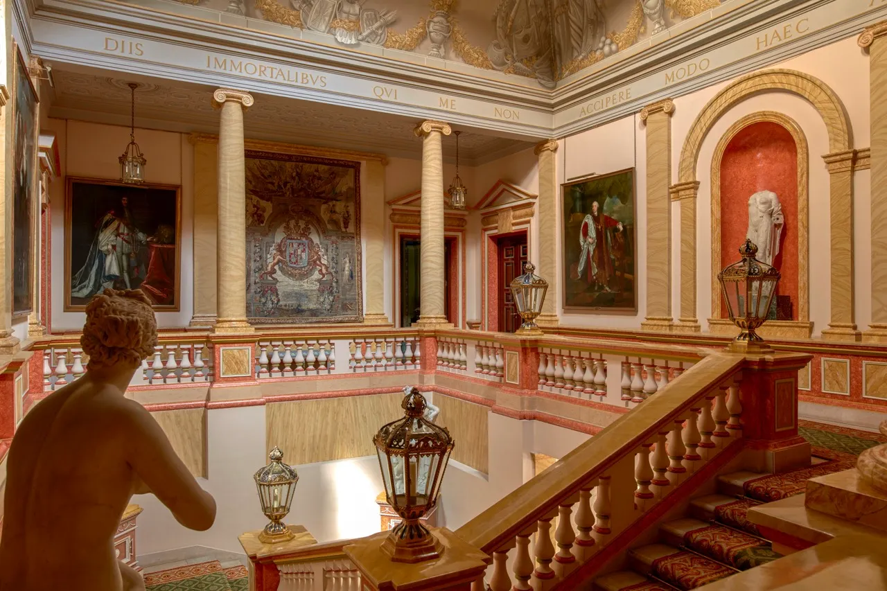 Interior del Palacio de Liria con una gran escalera, esculturas clásicas y pinturas en las paredes
