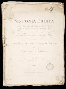Verouderde titelpagina van het manuscript van Beethovens Sinfonia Eroica met gedrukte titel en handgeschreven opdracht aan prins Lobkowicz