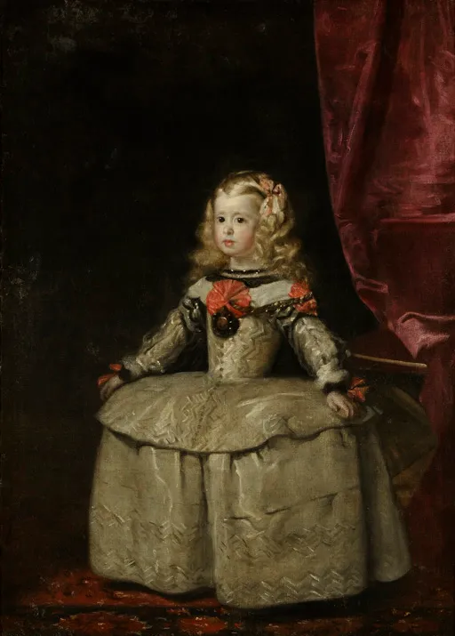 Een klassiek schilderij van een jong meisje met blond haar, gekleed in een sierlijke jurk met rode accenten, zittend voor een donkere achtergrond en een rood gordijn.