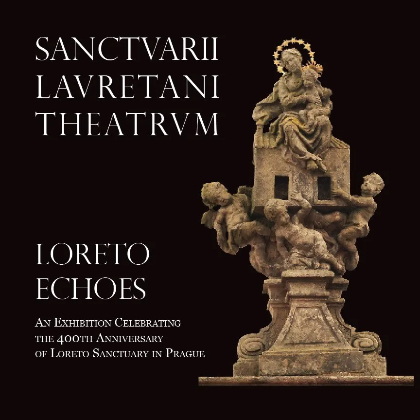 Barokowa kamienna rzeźba Matki Boskiej z Dzieciątkiem i cherubinami na postumencie z napisem 'SANCTVARII LAVRETAI THEATRVM' i 'LORETO ECHOES' na ciemnym tle