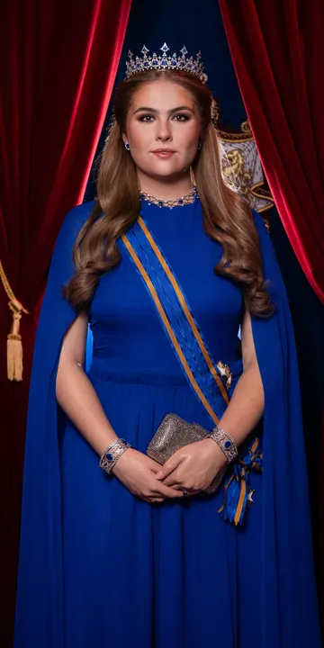 Vrouw in koningsblauwe jurk, met kroon en cape, staand voor rood fluweelgordijn met een wapenschild op de achtergrond