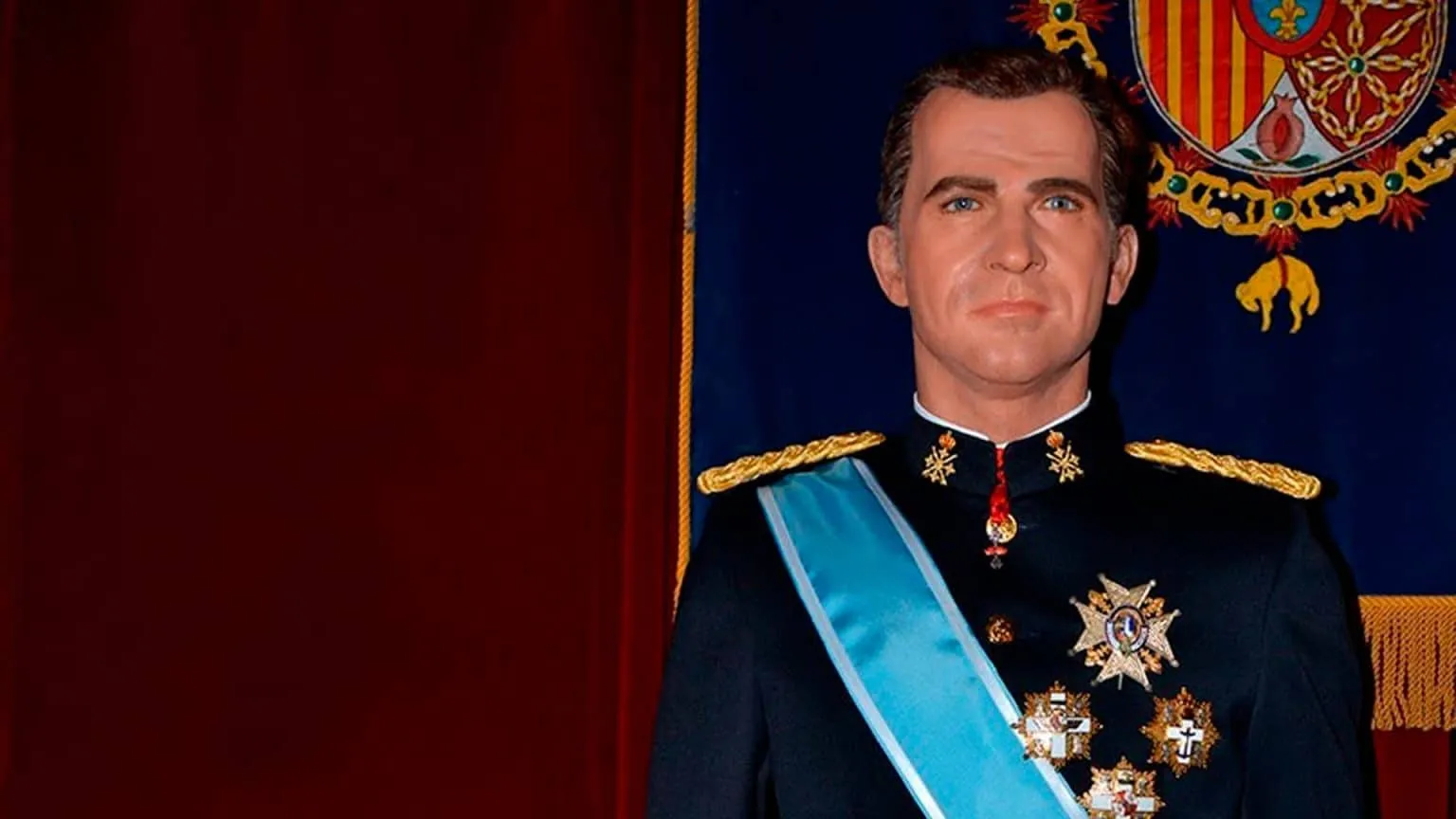 figura de cera de un hombre con un uniforme militar decorado con una banda azul y medallas