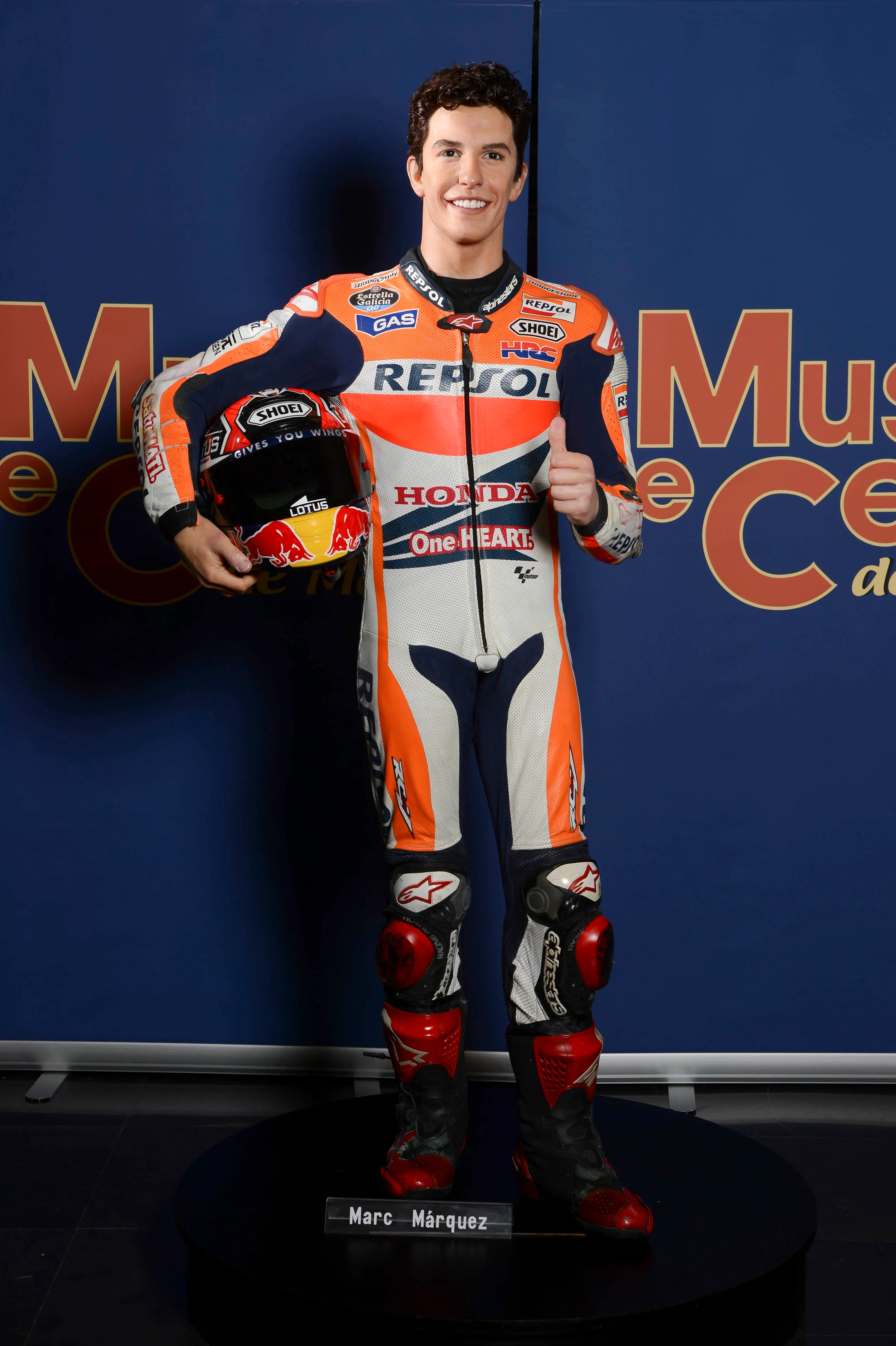 Figura de cera de un piloto de motocicleta con traje de Repsol Honda y casco