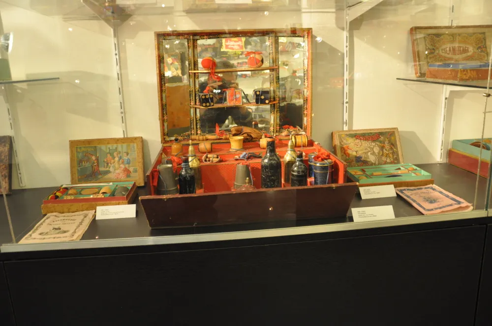 vitrina con juegos de magia y accesorios vintage en una exposición de museo