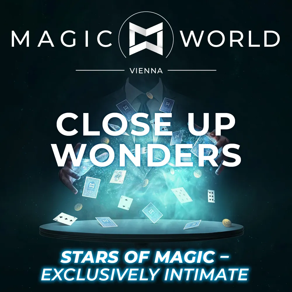 Logo Magic World Vienna z napisem 'Close Up Wonders' i 'Stars of Magic - Exclusively Intimate' na ciemnym tle z unoszącymi się kartami i stołem.