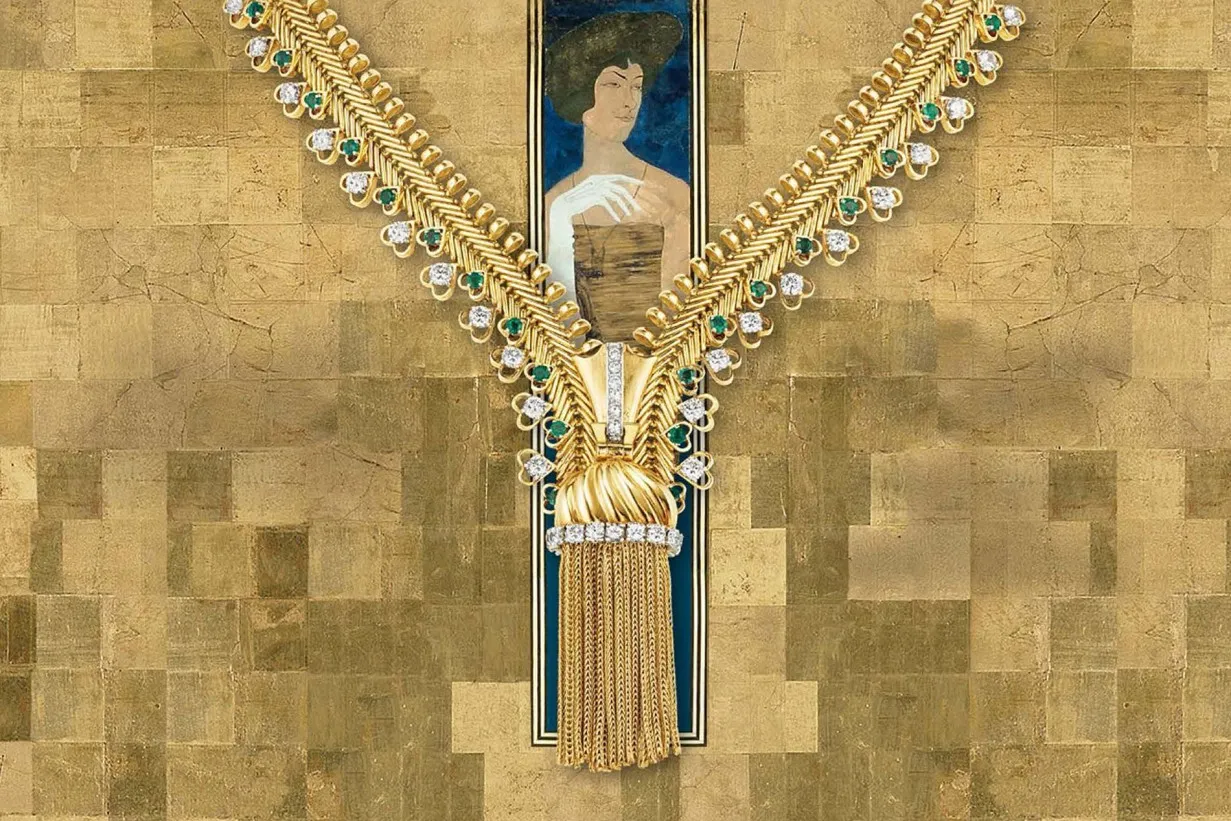 Gouden, sierlijk versierde ketting met edelstenen en een centrale portret-hanger, tentoongesteld op een getextureerde gouden achtergrond.