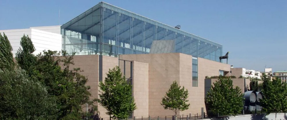 Larga fachada acristalada junto al río del Museo de Arte Moderno y Contemporáneo de Estrasburgo.
