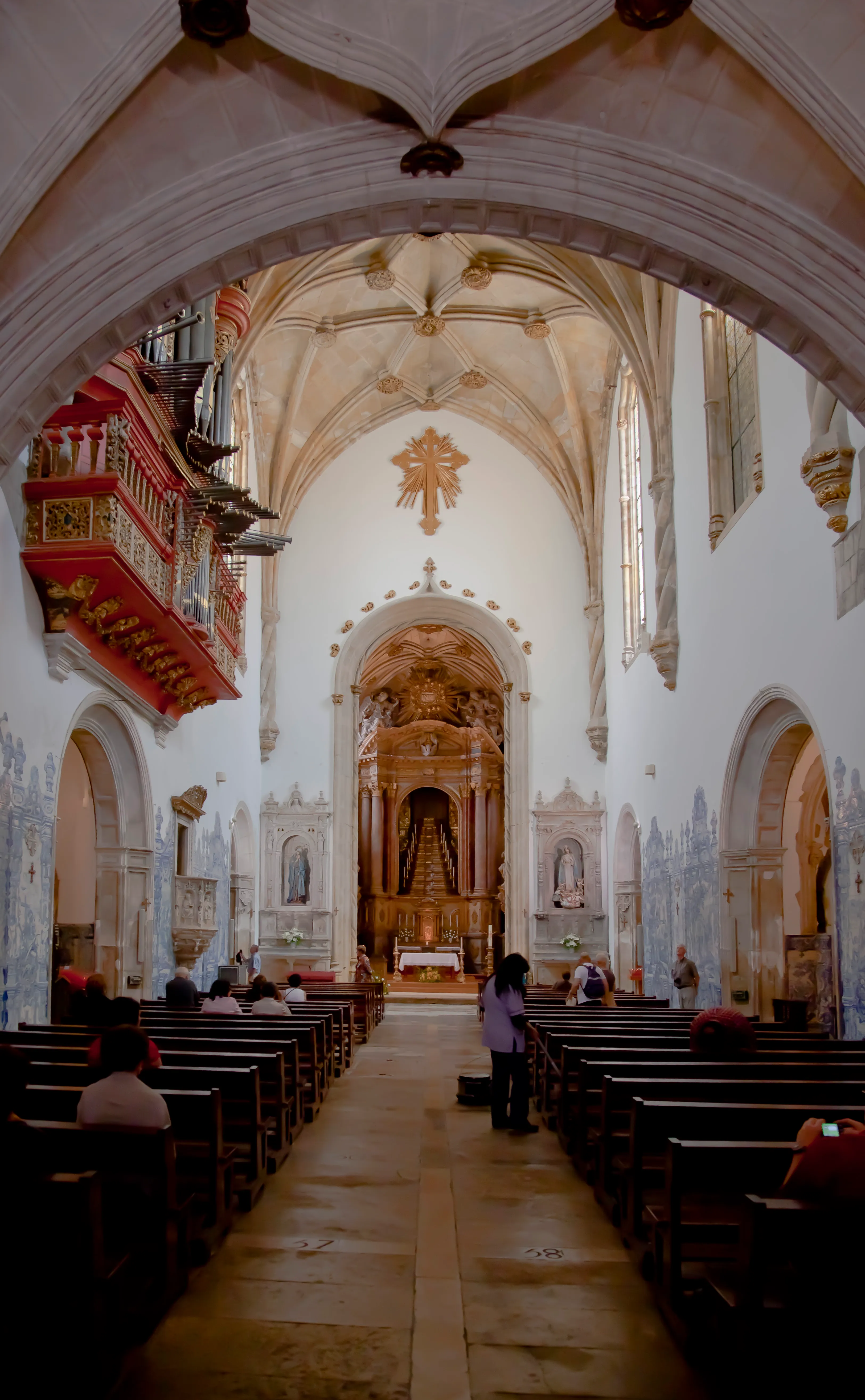Widok z zewnątrz klasztoru Santa Cruz w Coimbrze.