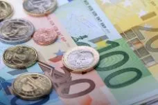 Monety i banknoty euro, w tym banknot 100 euro, ułożone na powierzchni