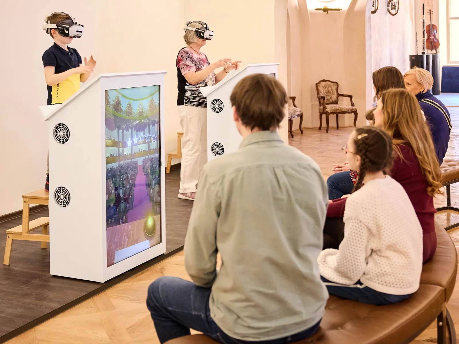 Personas usando cascos de RV y interactuando con pantallas digitales en una exposición de museo