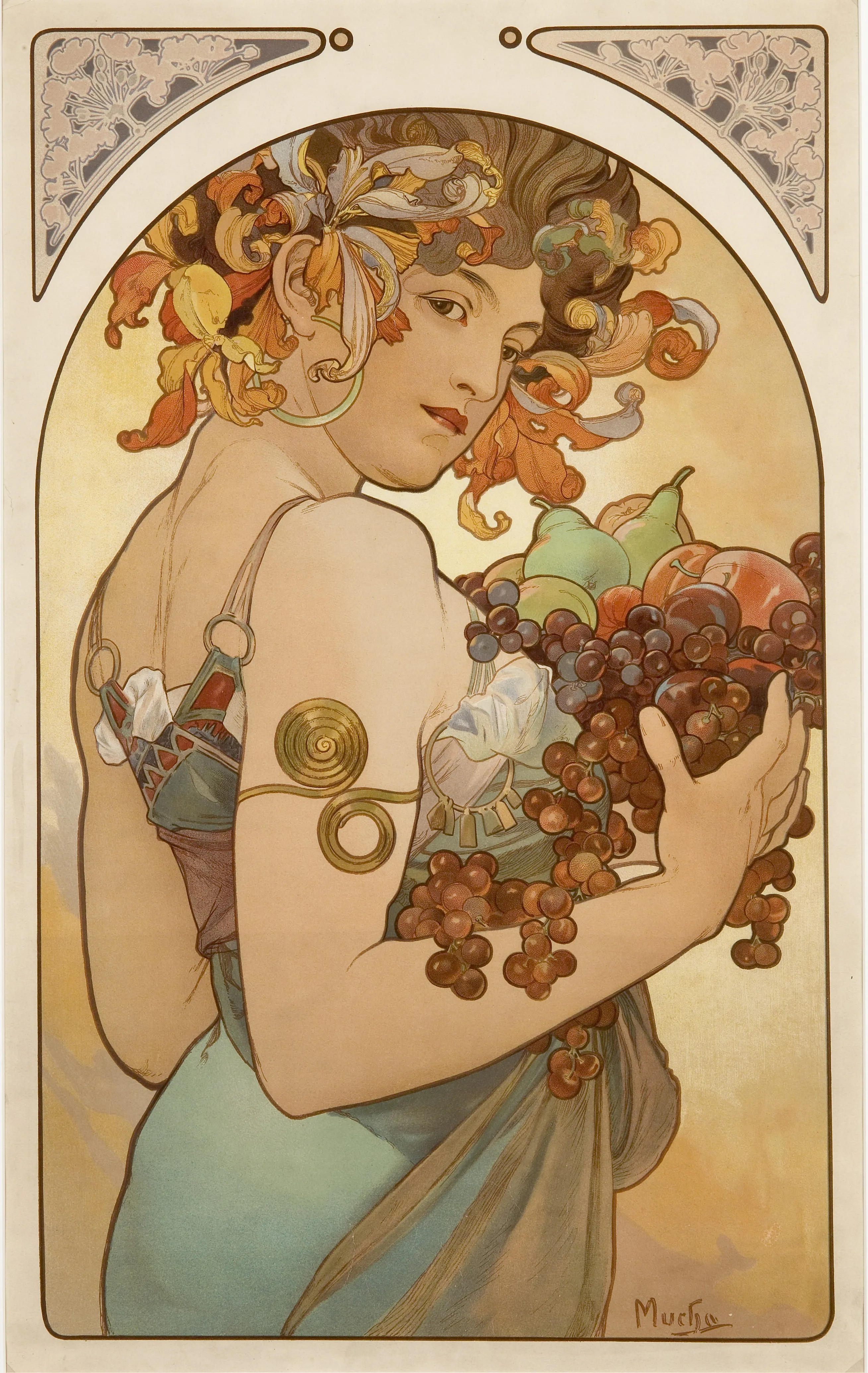 een vrouw met een sierlijk bloemenkapsel die een tros druiven en fruit vasthoudt, in Art Nouveau-stijl