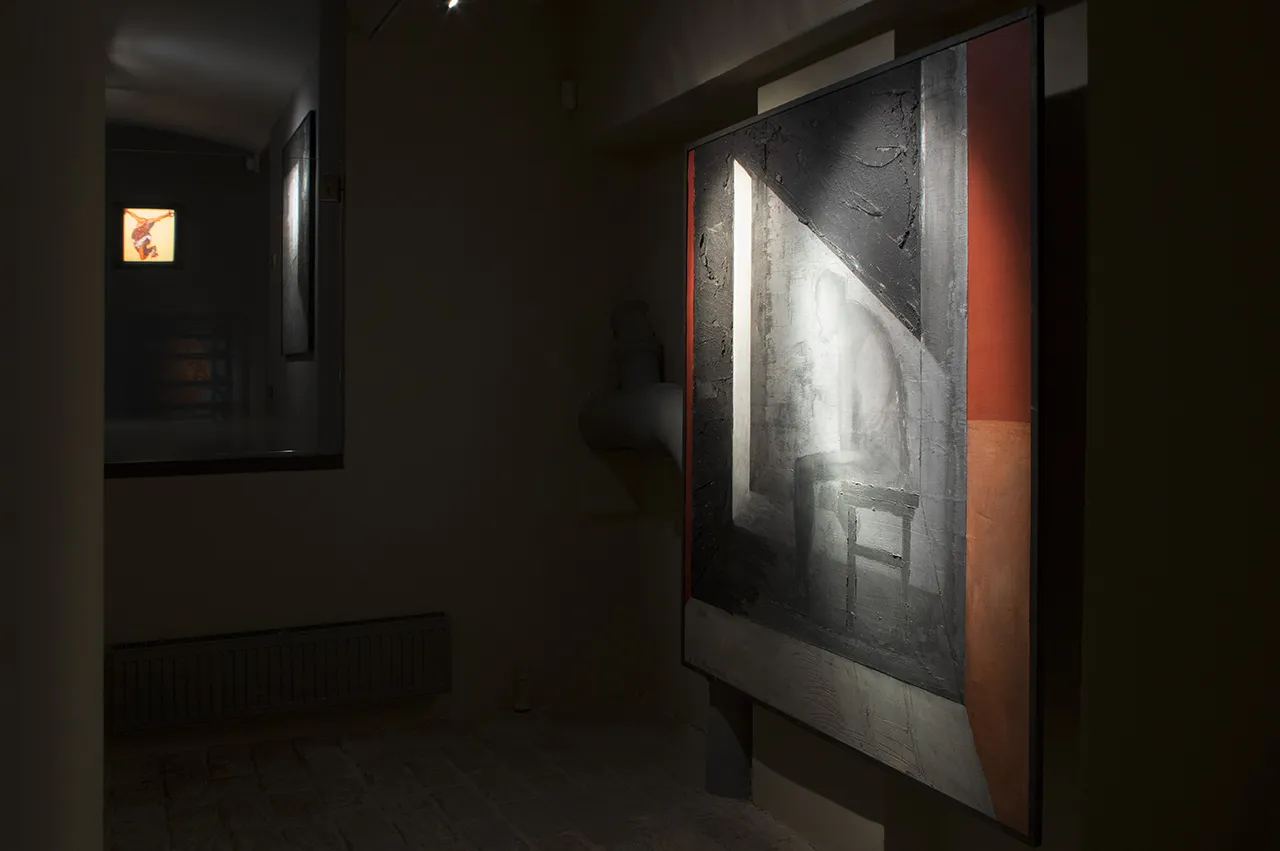Zaciemniona galeria Museum Montanelli z dużym obrazem o wyrazistej fakturze, oświetlonym ukośnym promieniem światła dziennego.