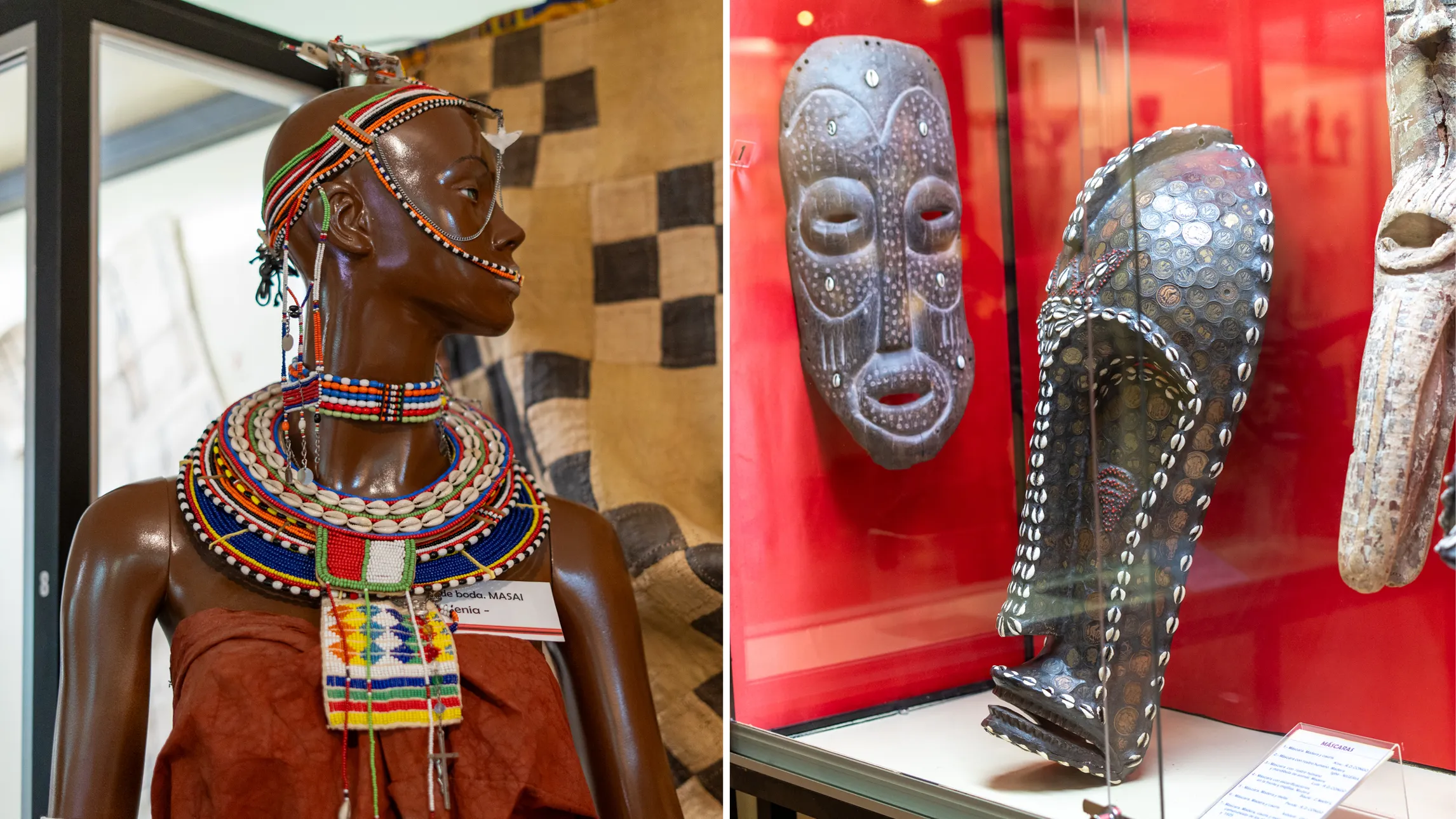 Paspop met traditionele Afrikaanse kleding en sieraden naast een vitrine met een gesneden masker en een versierde schoen