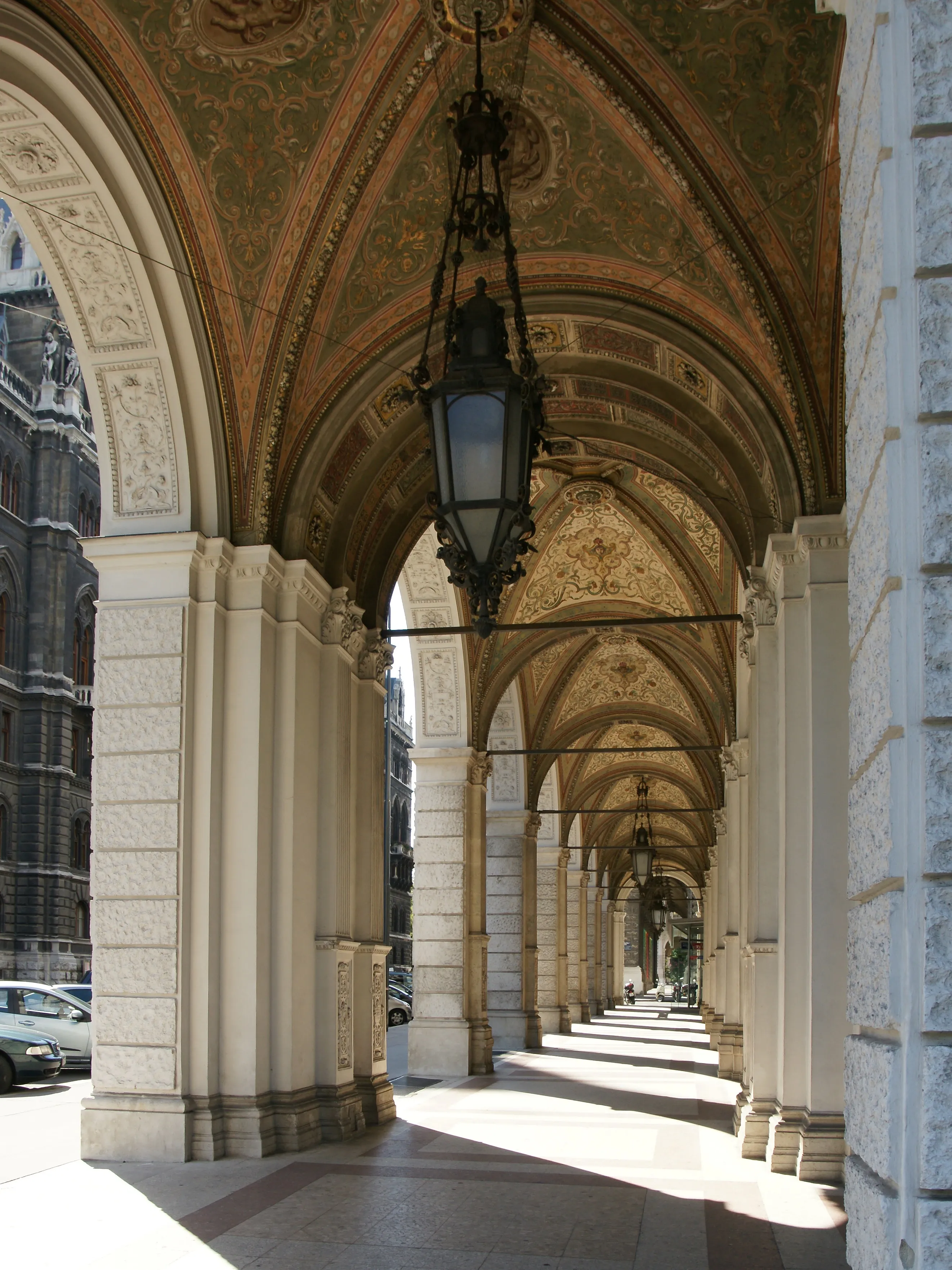 Sierlijke gewelfde colonnade met decoratieve plafondfresco's en stenen pilaren